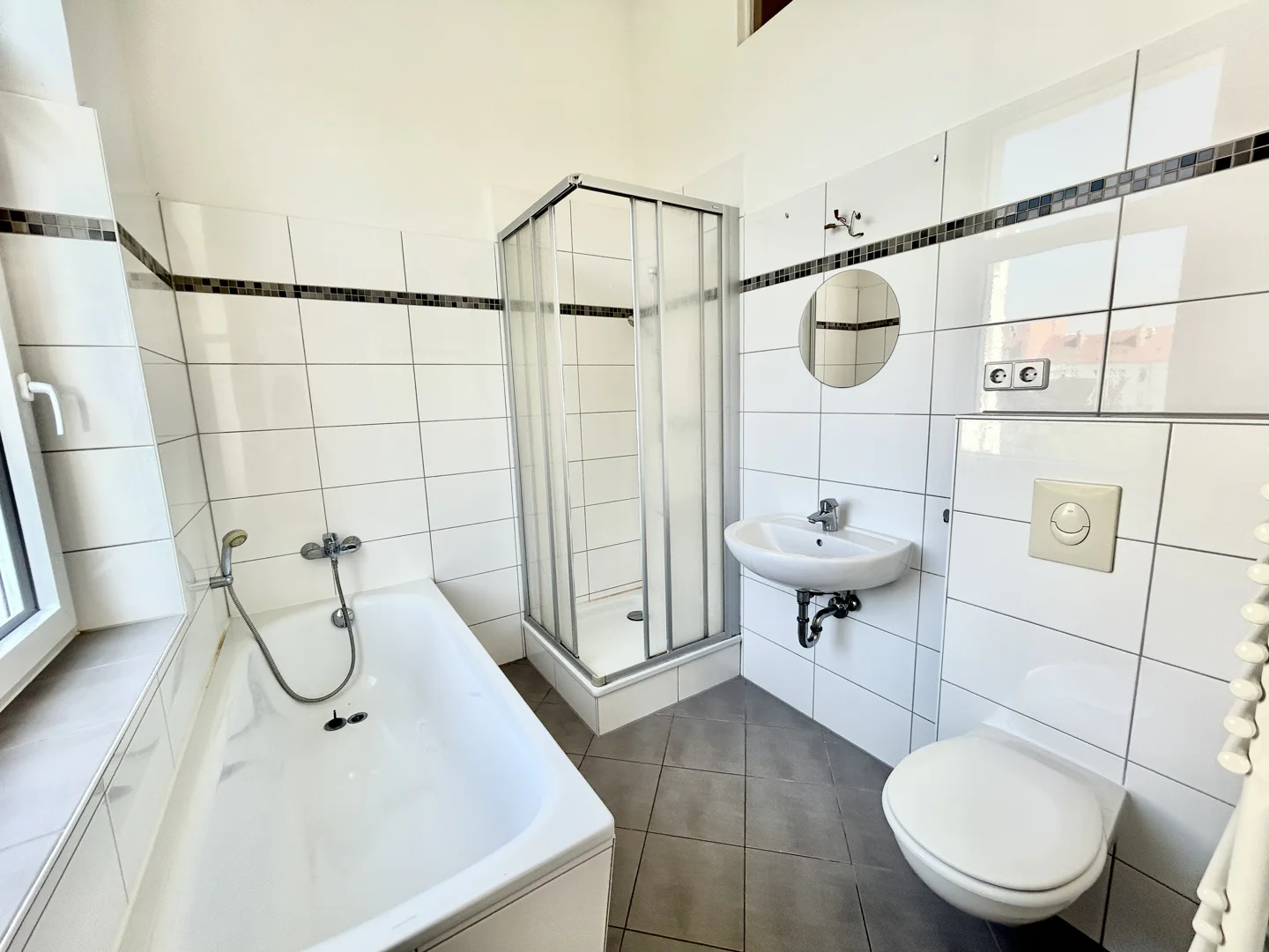 Altbaucharme in Stadtfeld-Ost – Stilvolle 3-Zimmer-Wohnung mit Einbauküche - Photo 4