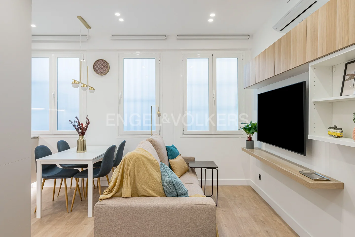 Bright & Modern Apartment with 5 Windows in Palacio