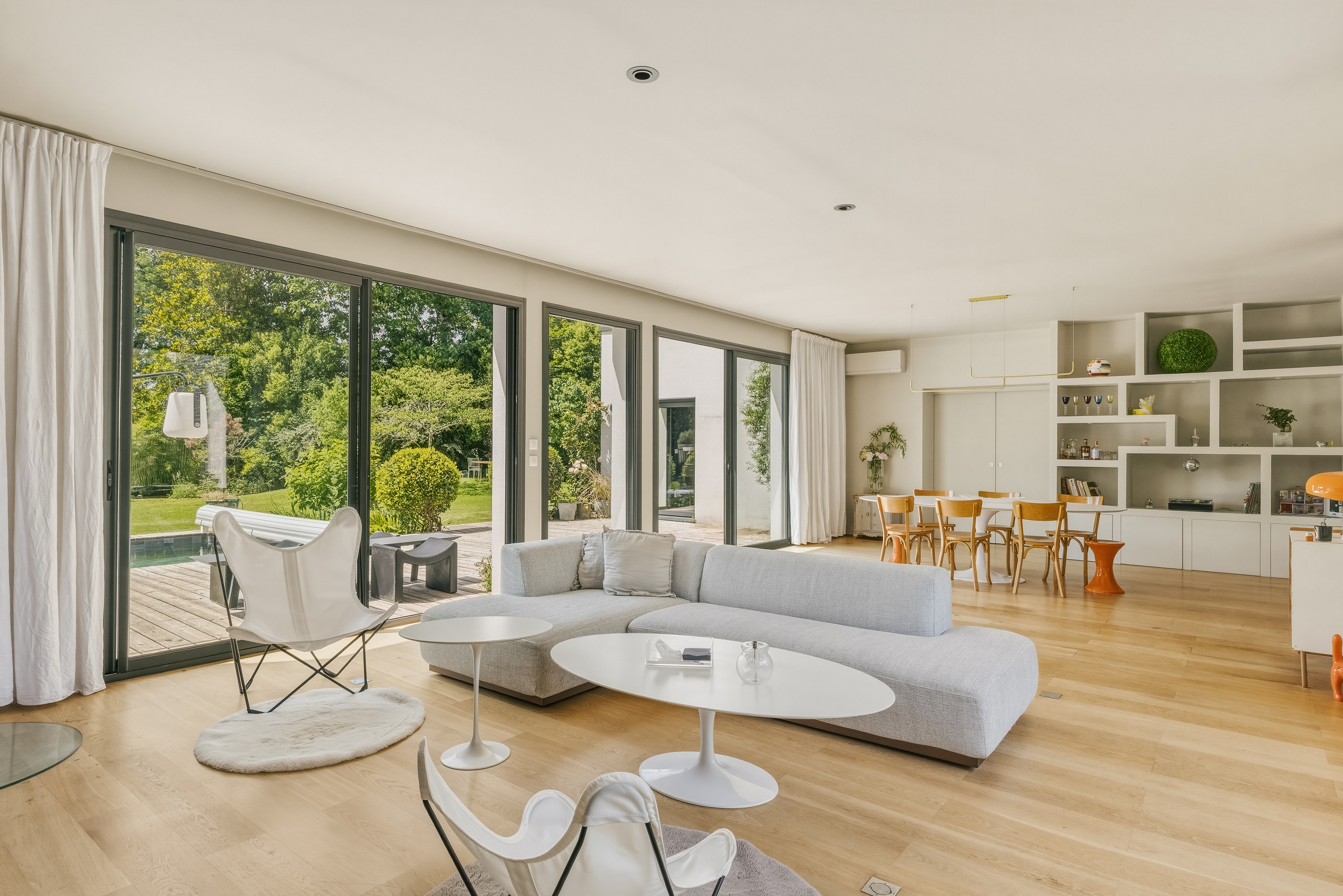 Artigues-near-Bordeaux — Contemporary architect-designed villa, 192 m², landscaped 1,761 m² park, swimming pool
