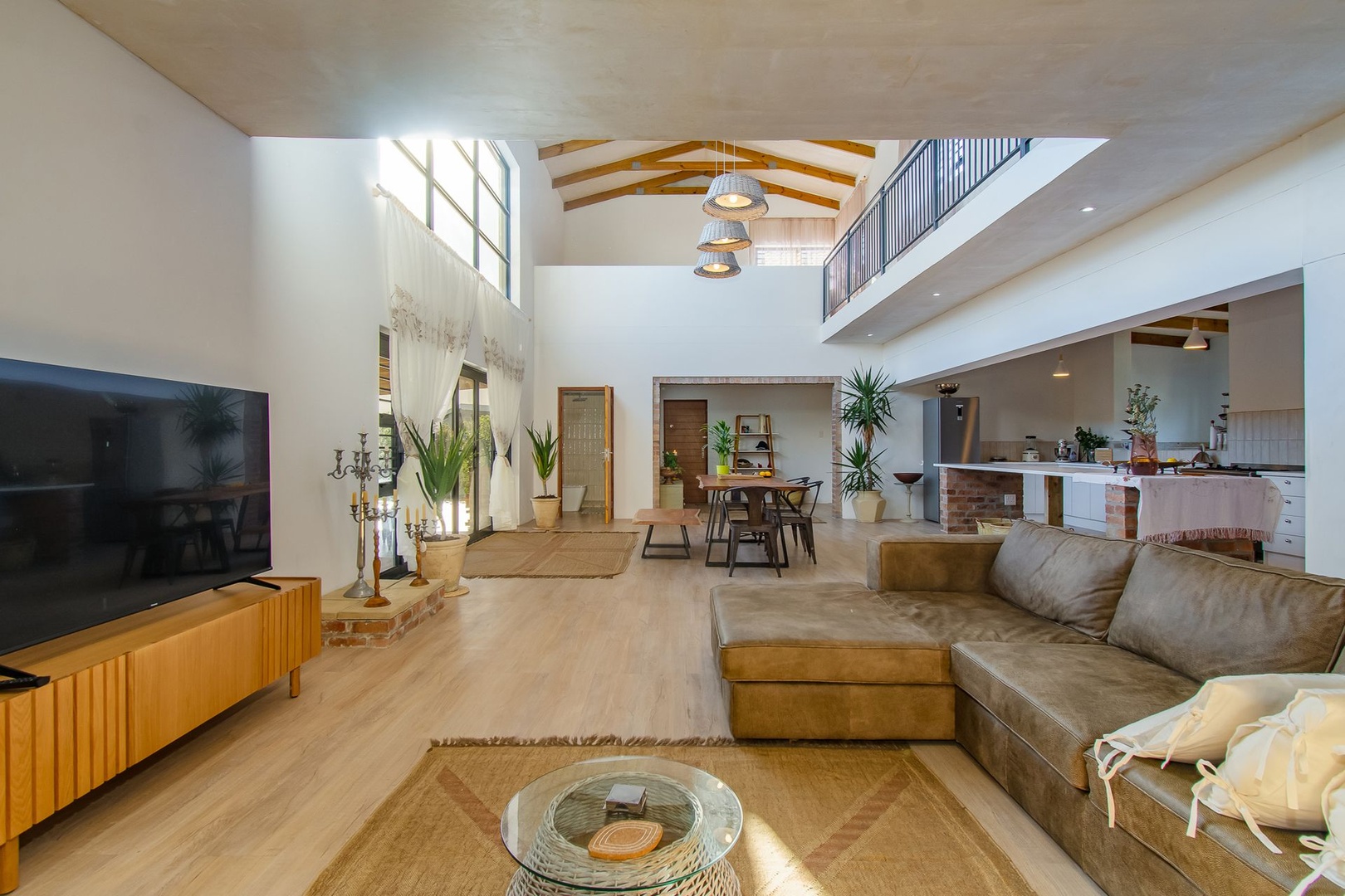 Spacious, light and with amazing sea and mountain views