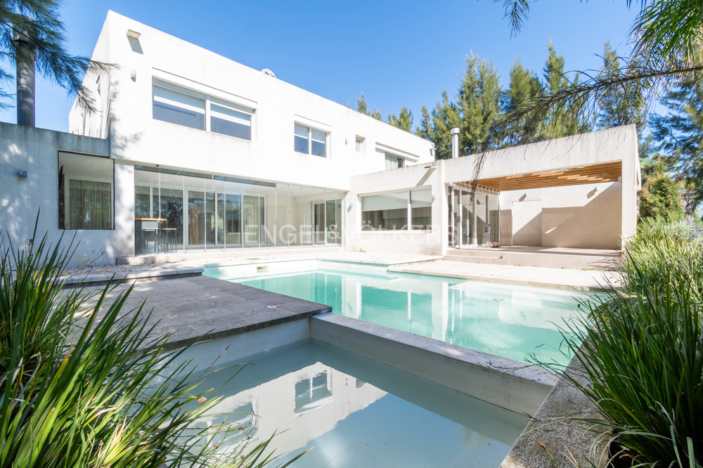 Spectacular house in gated neighborhood