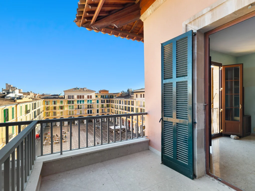 Renovation opportunity: Penthouse at Plaza Mayor with terraces & lift