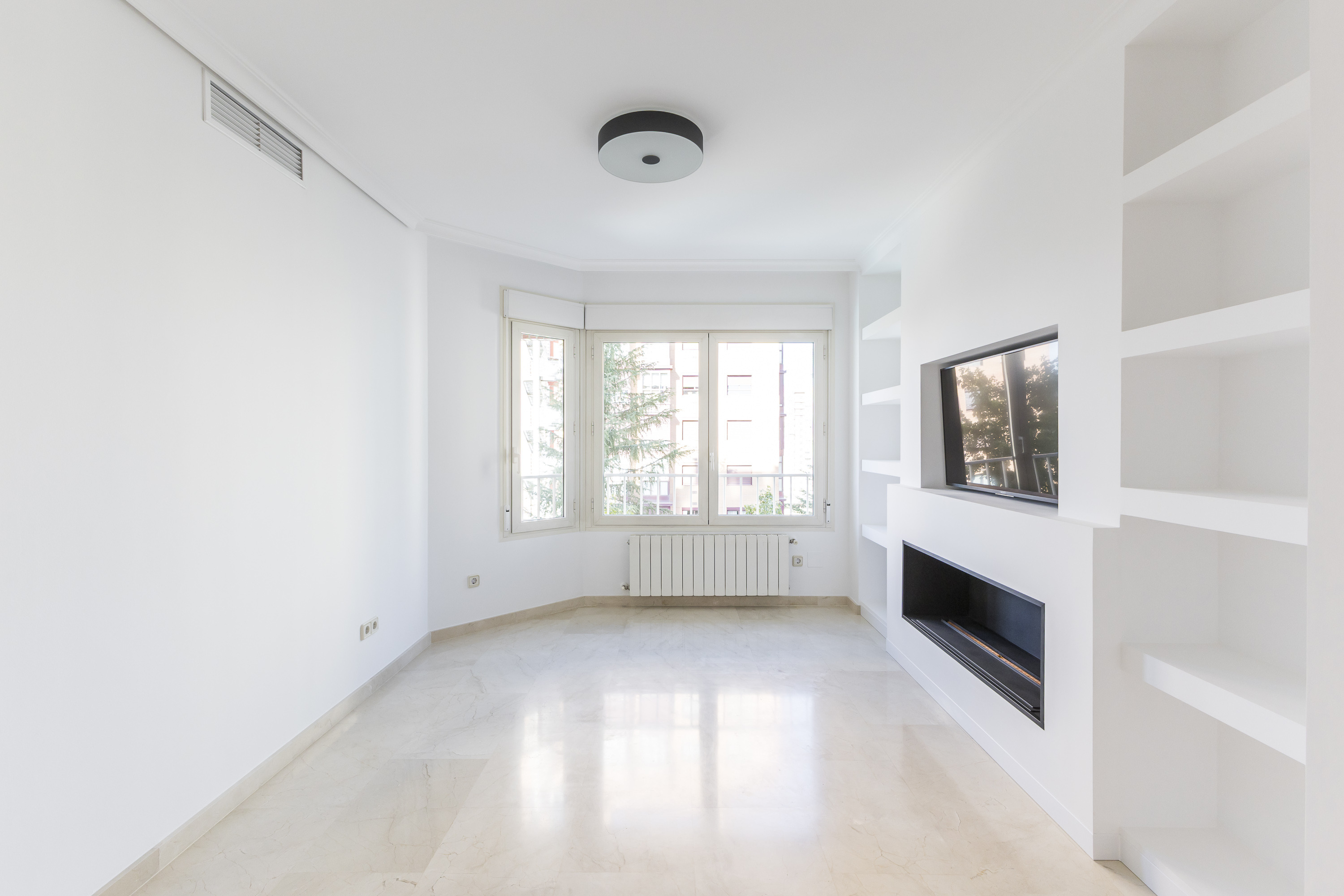 Bright 2-bedroom apartment with pool, garage and green areas