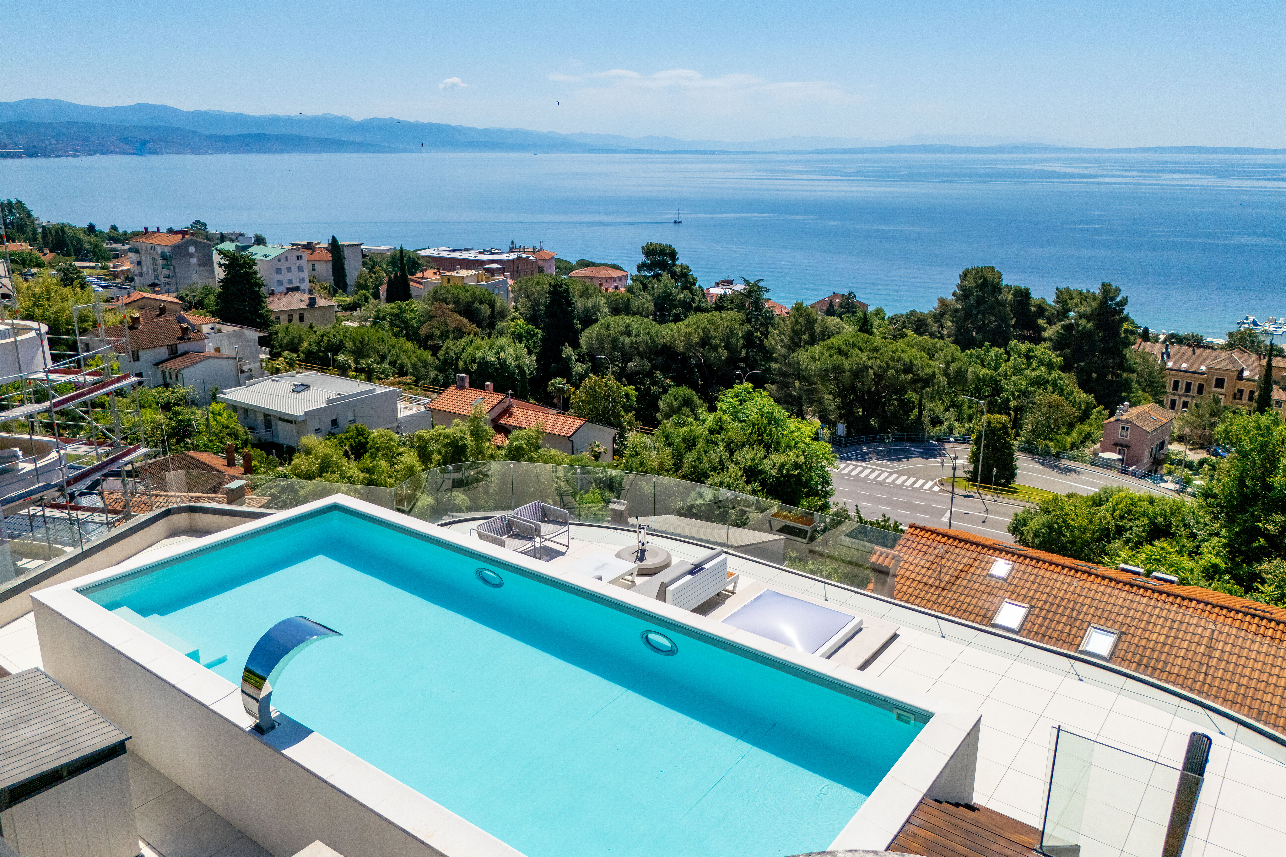 Exclusive penthouse with roof terrace, jacuzzi and unobstructed panoramic sea view