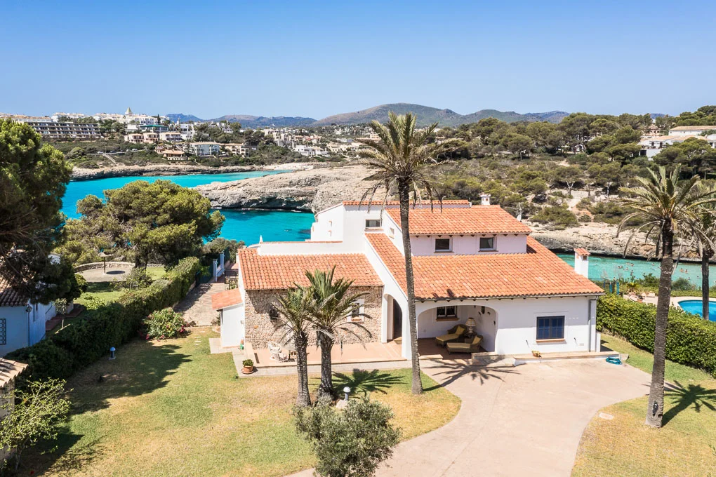 Villa with rental licence in the first sea line