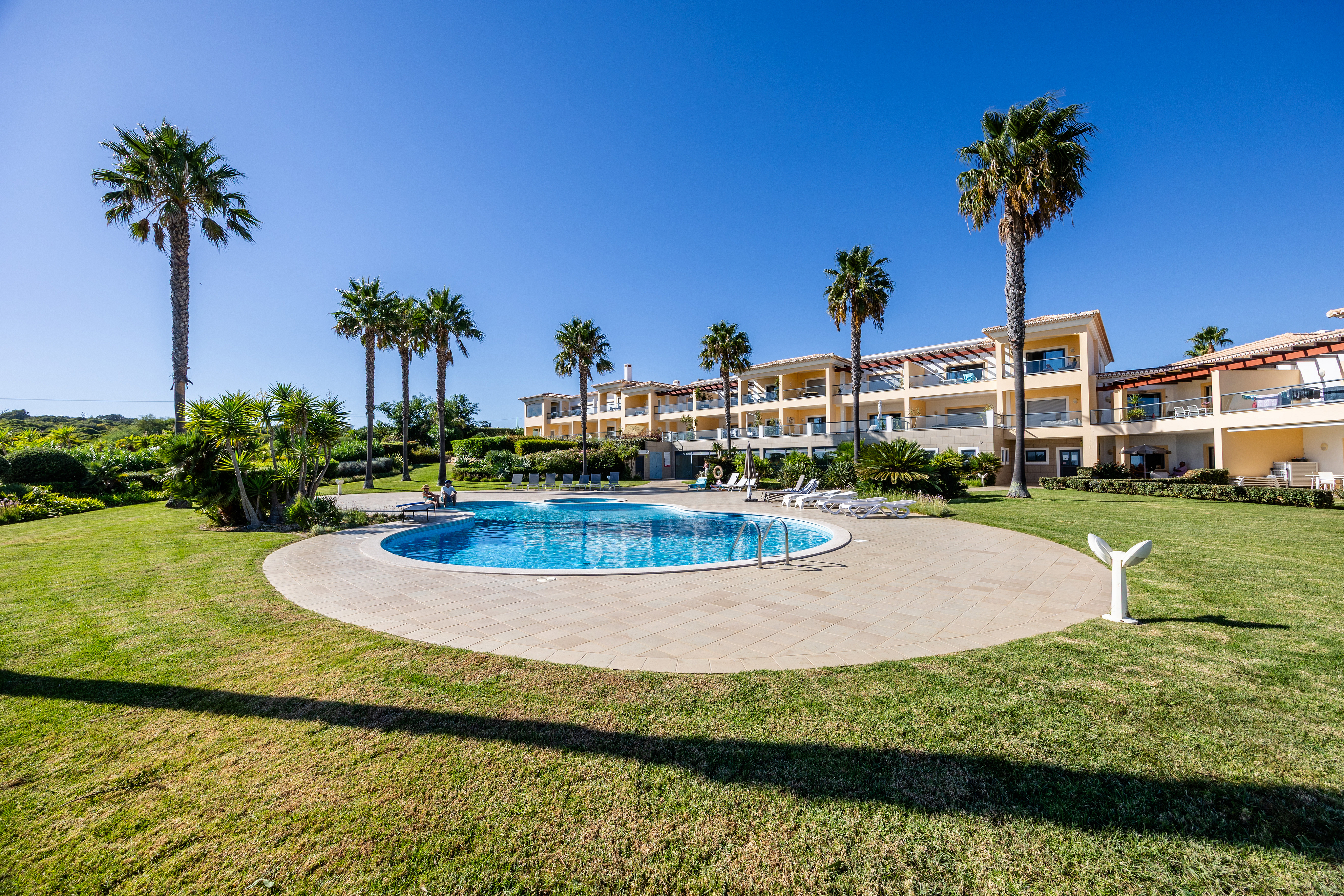 Exklusive Wohnung an der Küste mit Panoramablick auf das Meer, privatem Garten und erstklassigen Annehmlichkeiten