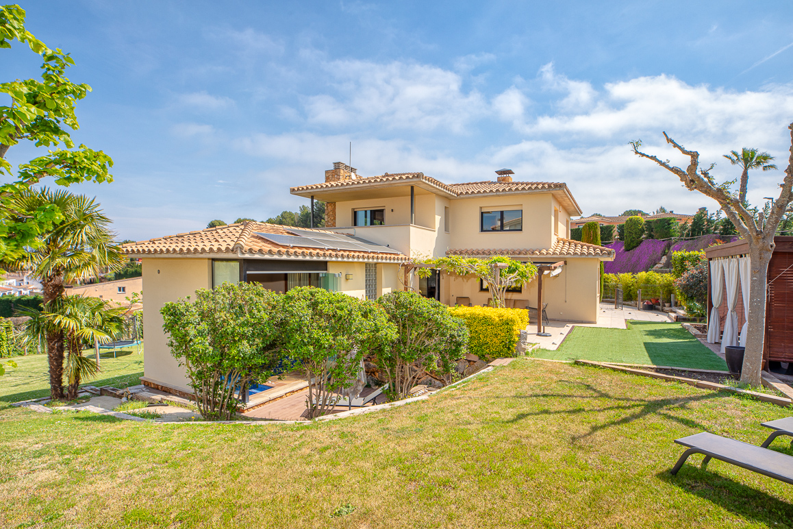 Spacious detached villa with indoor pool and panoramic views