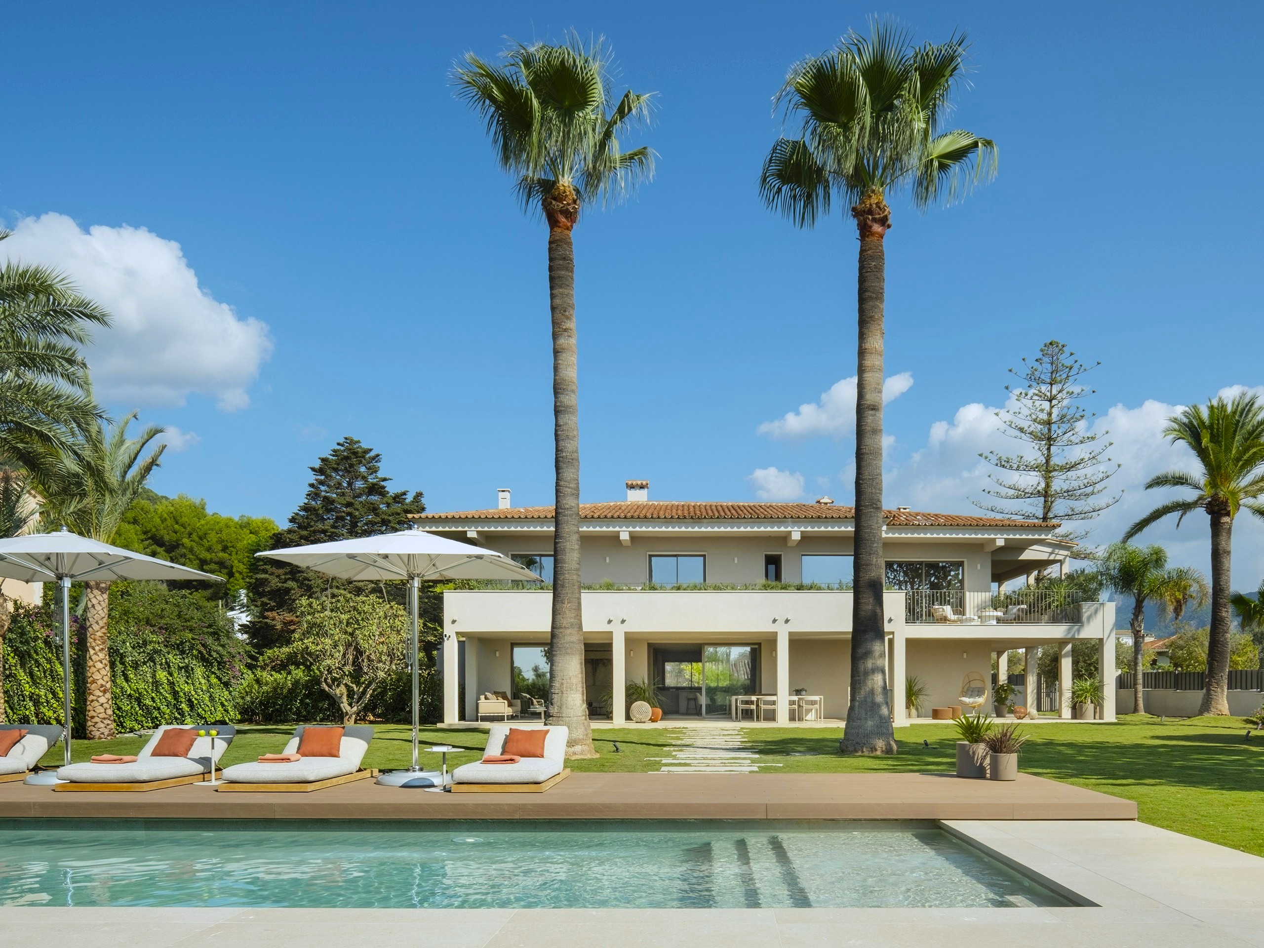 Stylish, fully renovated villa with expansive garden