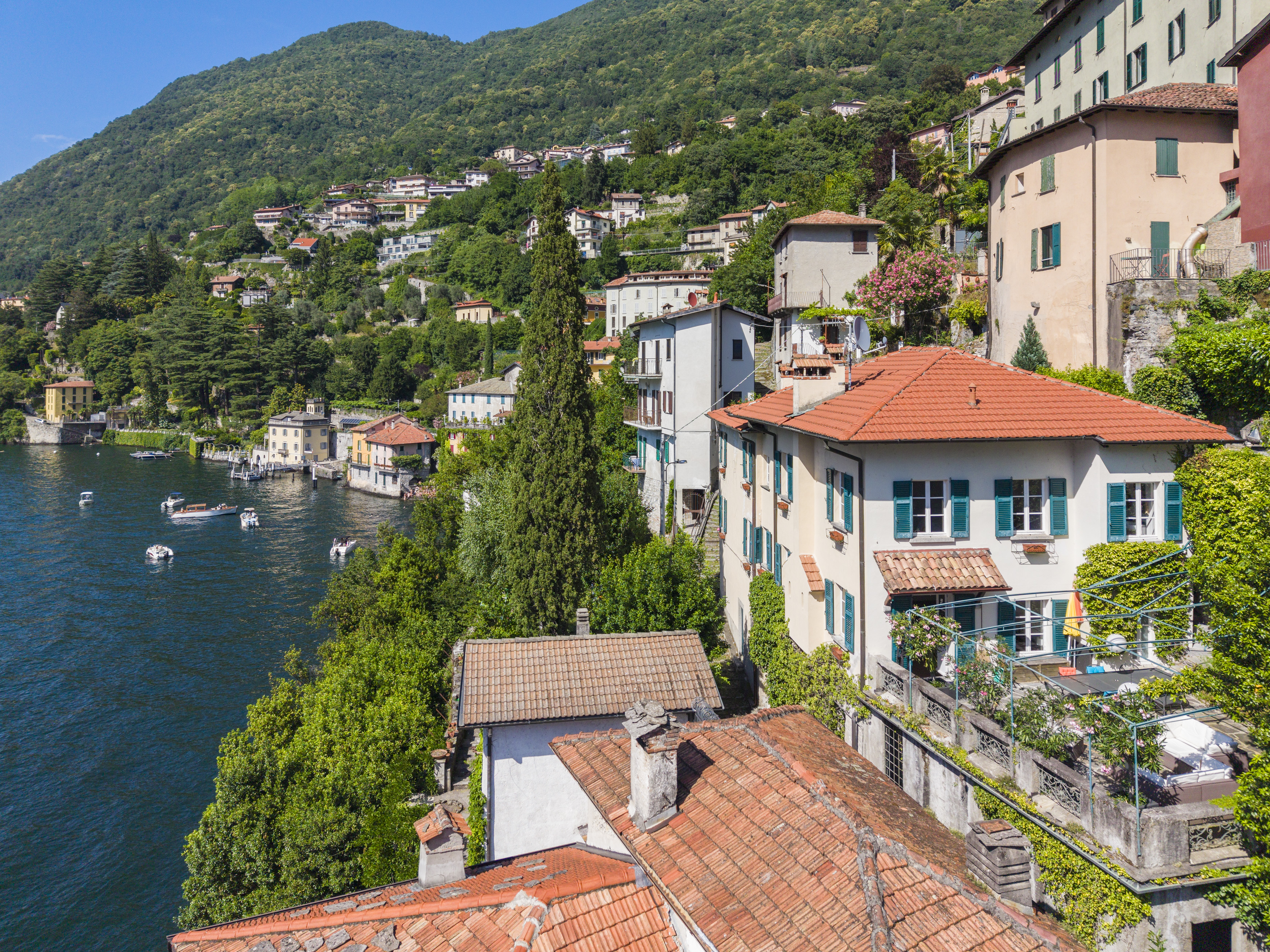 Prestigious 19th-century villa just a step away from the lake