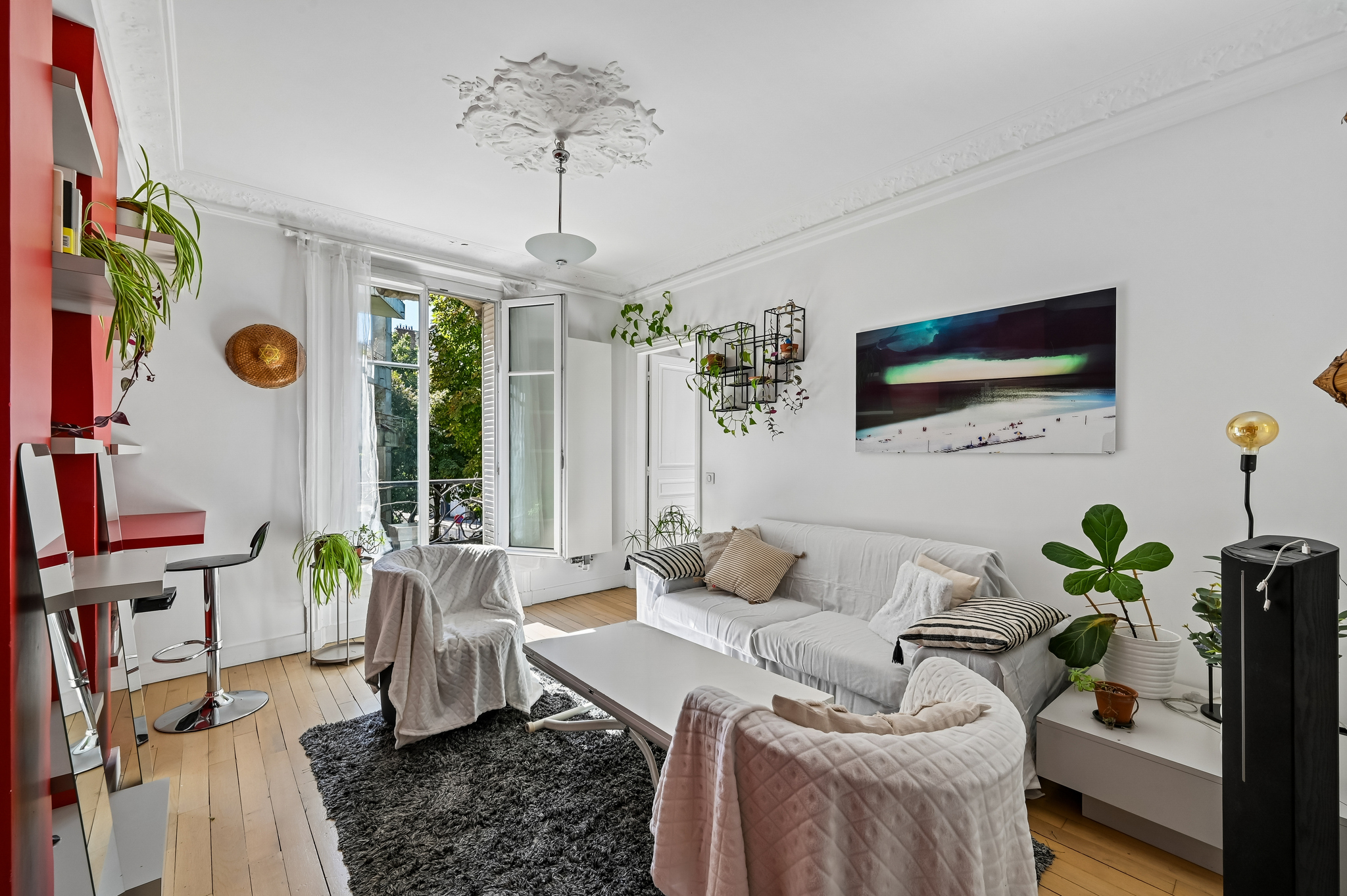 Parisian elegance in the 14th: bright 56 m² apartment, 2 bedrooms and 2 shower rooms.
