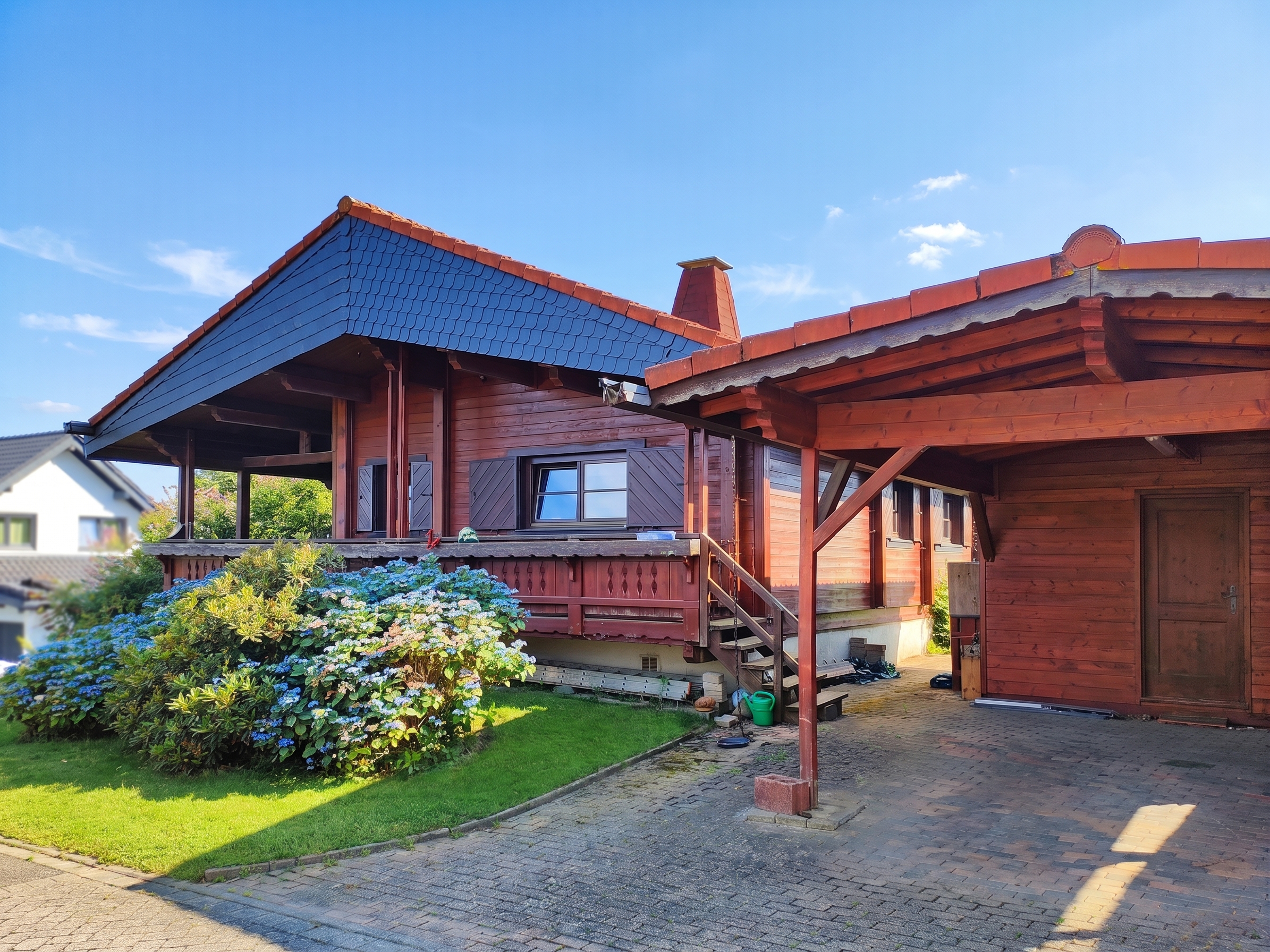 Massives Blockbohlenhaus in naturnaher Lage [AI-modified]