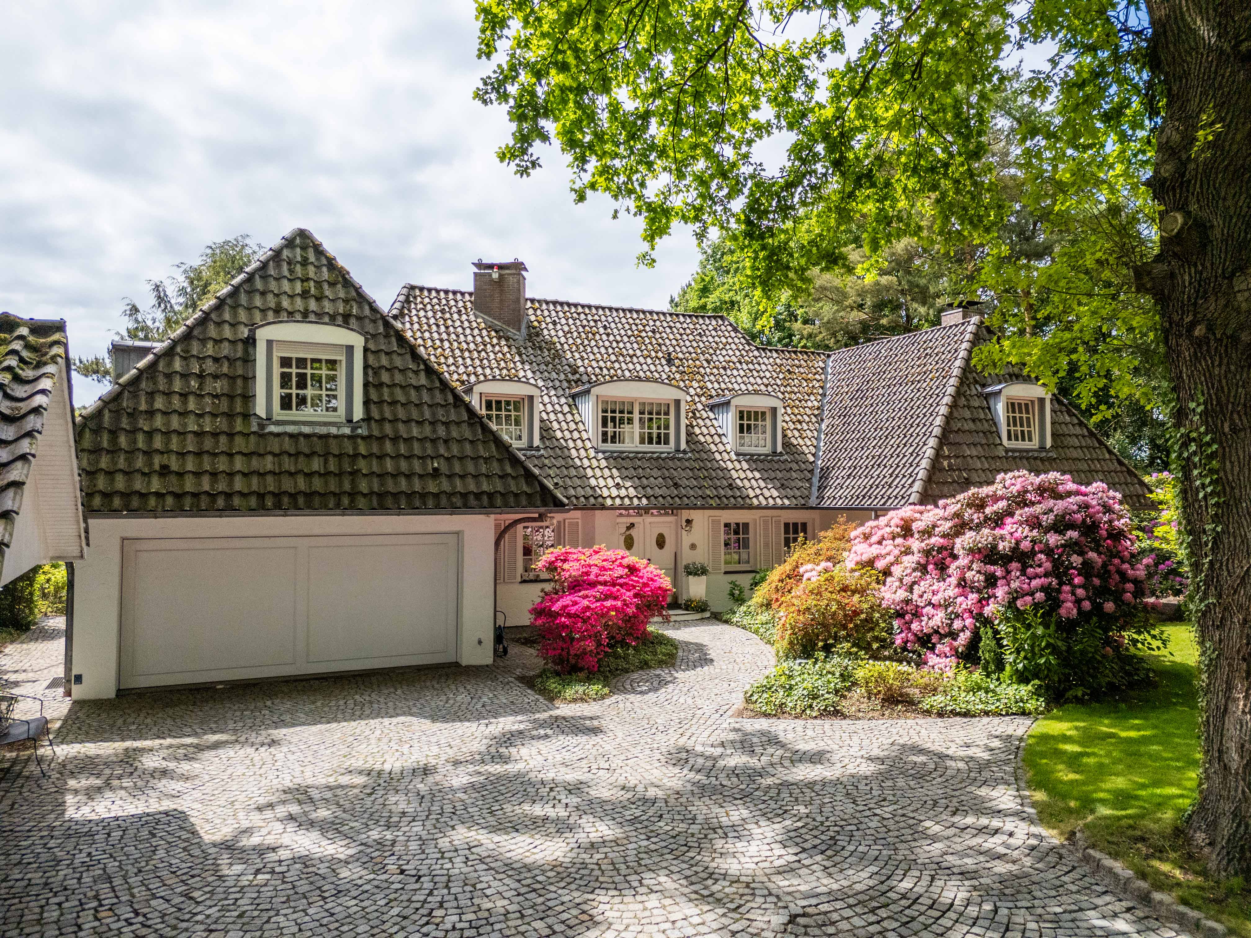 Repräsentatives Wohnhaus mit Schwimmbad, Sauna und uneinsehbarem Grundstück