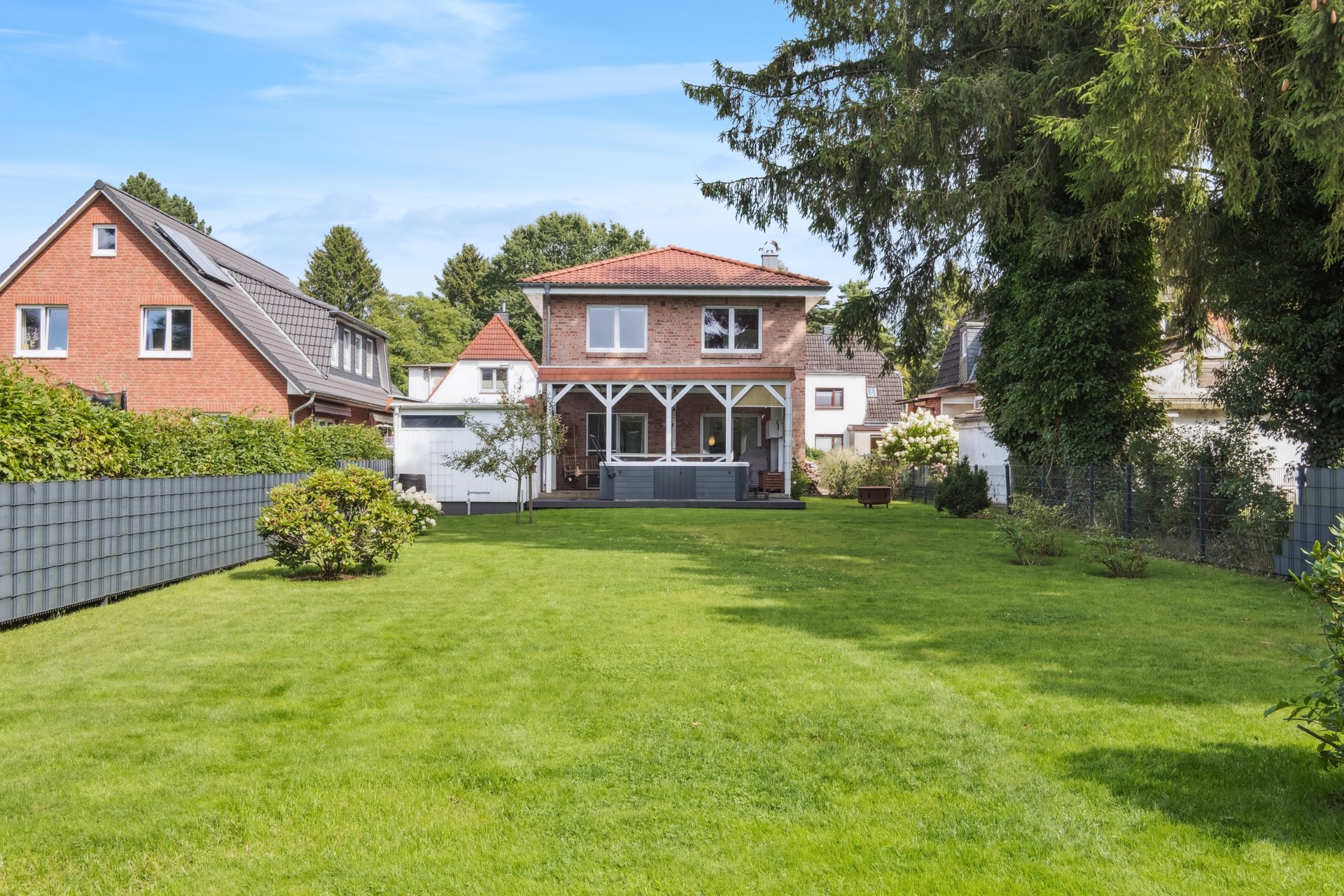 Exklusiv für 1 Jahr auf Zeit: Möbliertes Familienhaus mit großem Garten & Whirlpool