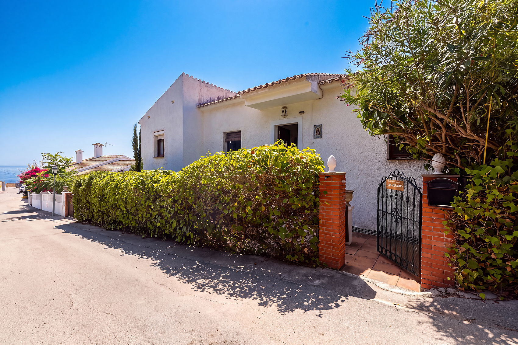 Villa with Sea Views and Exceptional Potential in Torreguadiaro