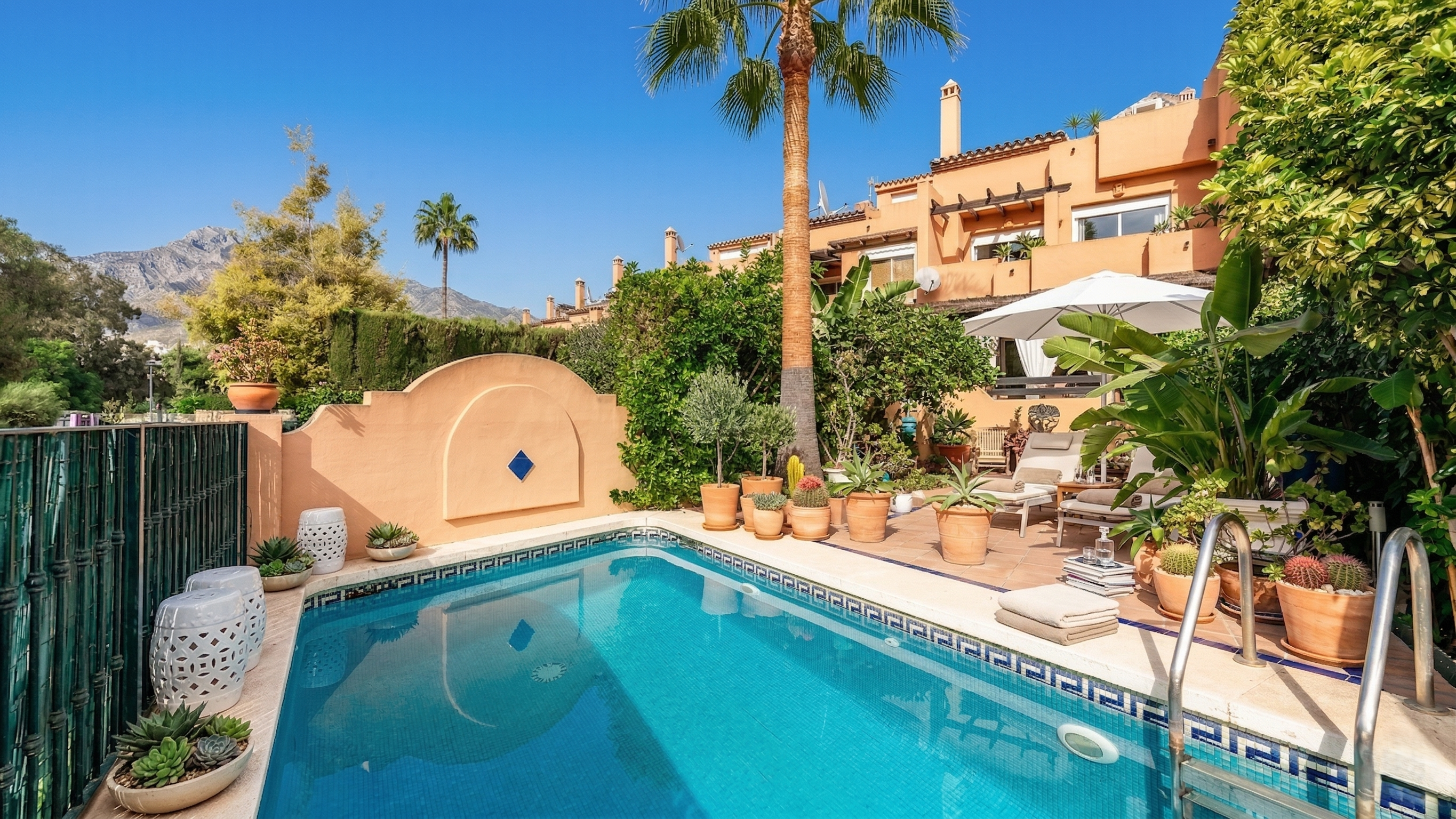 Großes Reihenhaus in Strandnähe mit privatem Pool in Lomas de Puente Romano