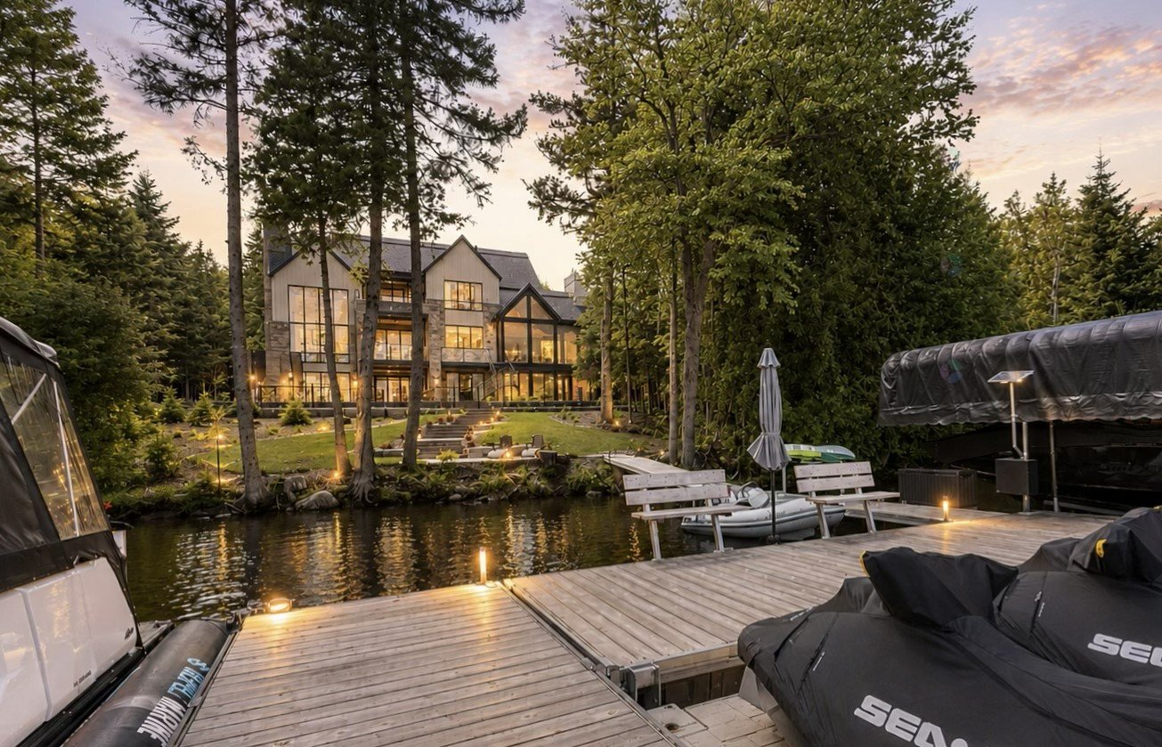 A spectacular natural setting between lake and mountains.