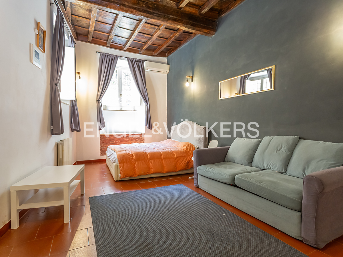 Charming one-bedroom apartment in Rome’s historic center with large outdoor space