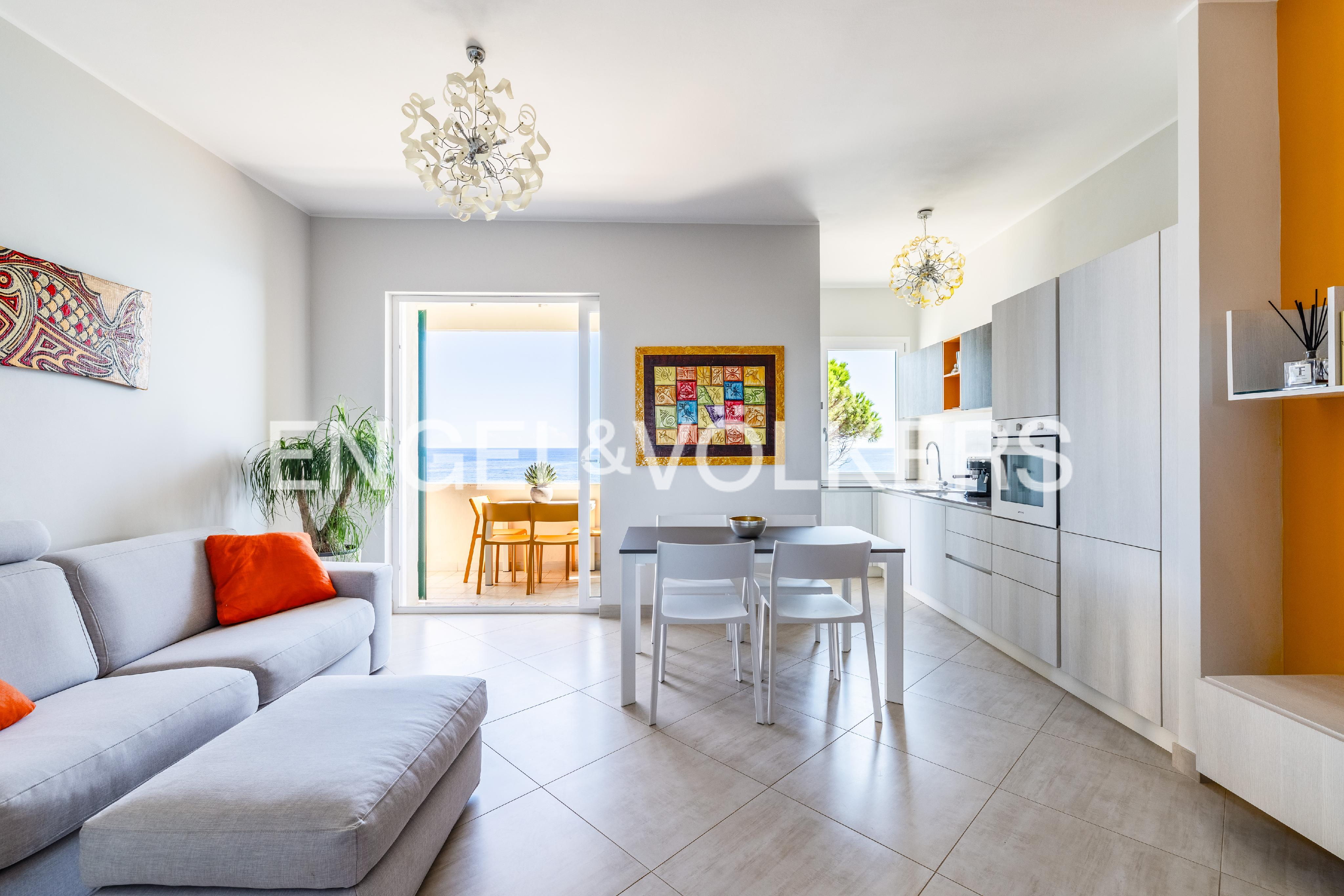 Charming apartment suspended between sky and sea