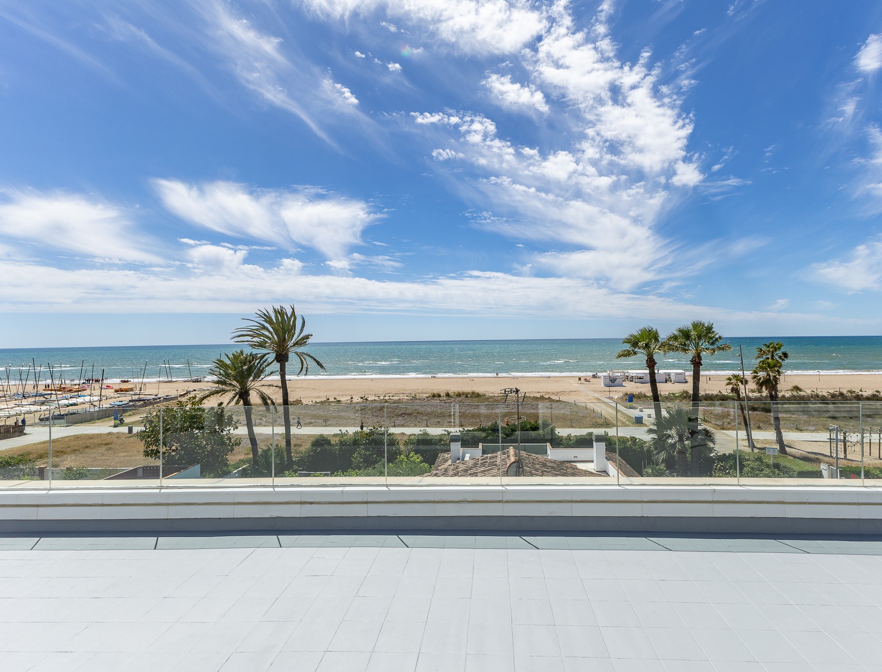 Elegància i brisa marina: una joia renovada a la platja de Castelldefels