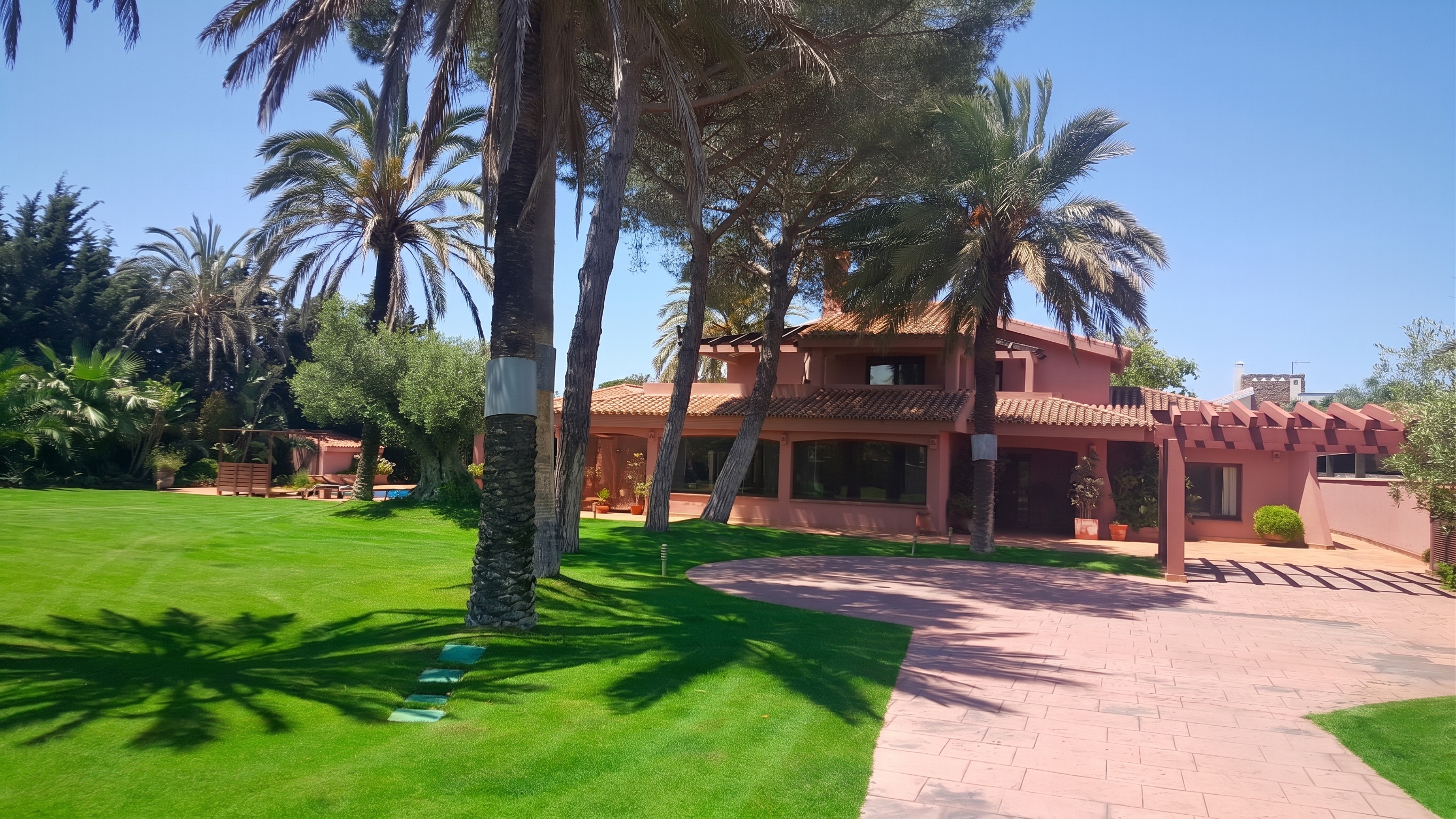 An Oasis of Privacy and Elegance by the Sea in Chiclana de la Frontera