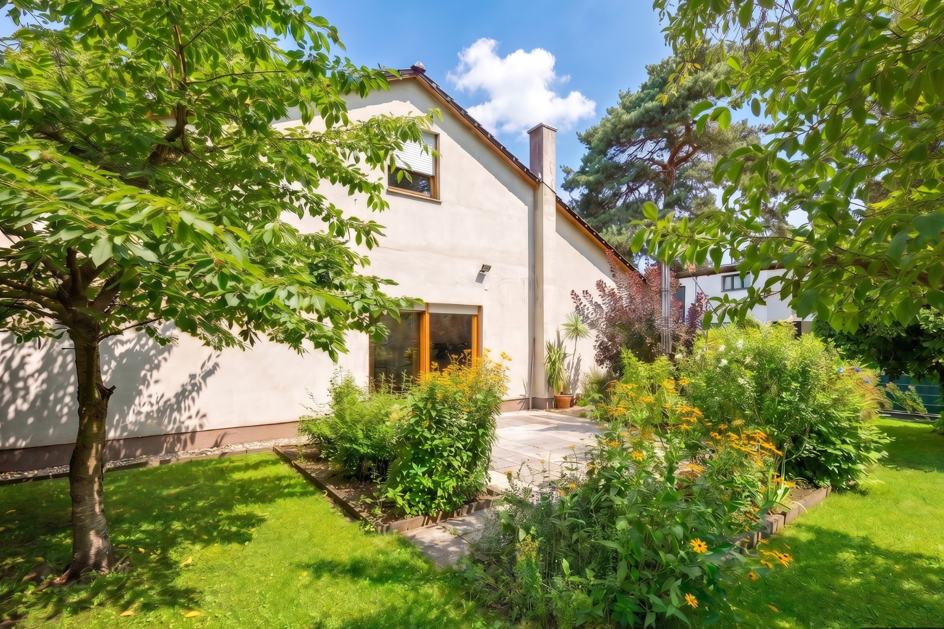 Waldesruh bei Berlin: Moderner Bungalow mit Raum für Ihre Visionen