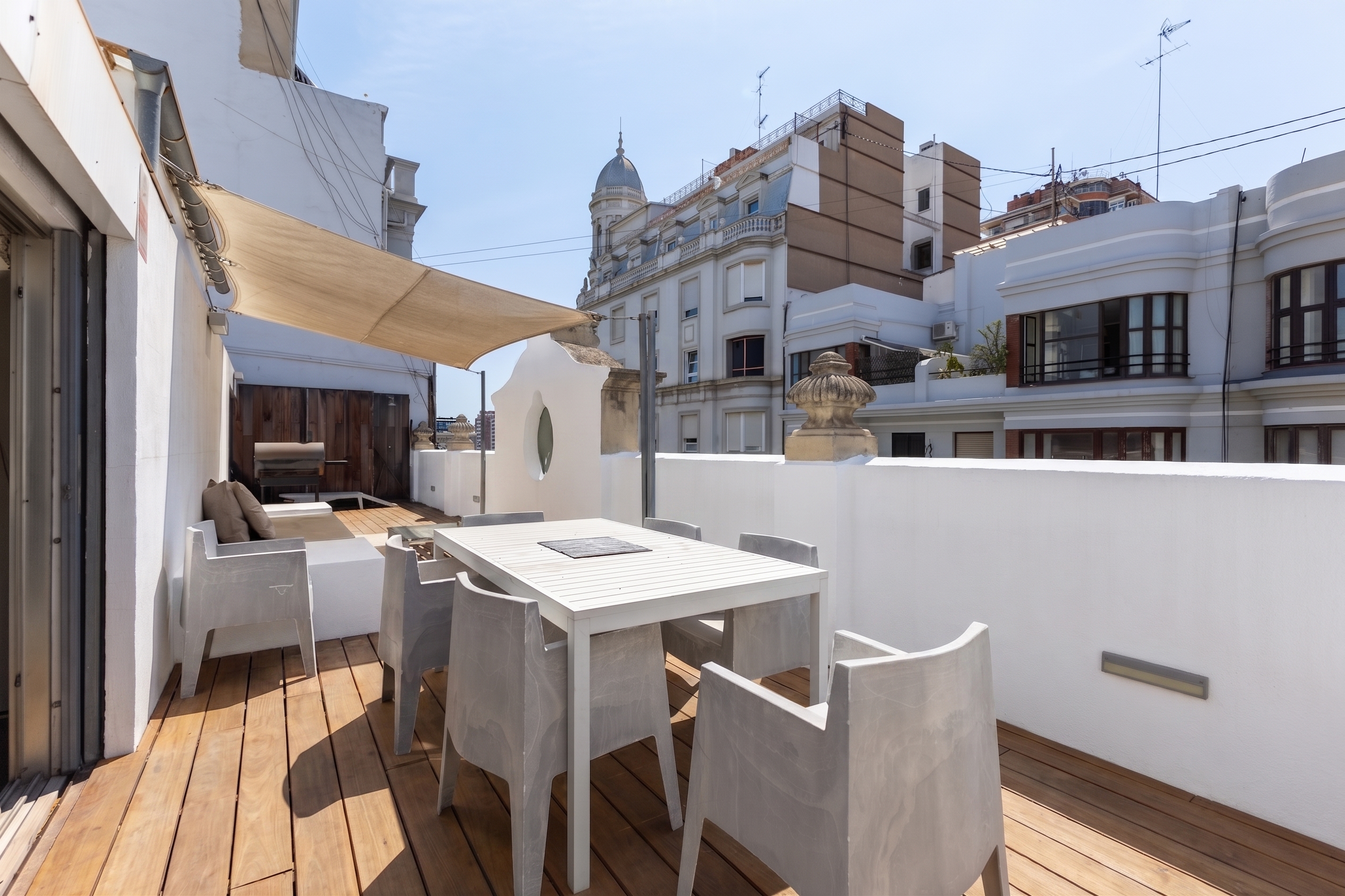 Exclusive penthouse w/ 50 m² private terrace in Pla del Remei [KI-modifiziert]