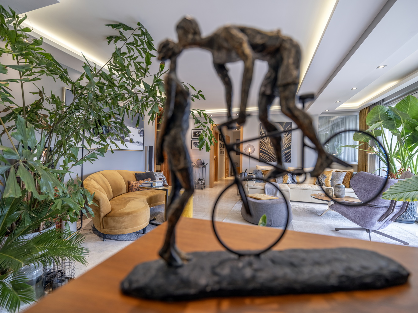 Luxury apartment with panoramic view, garden access and private garage
