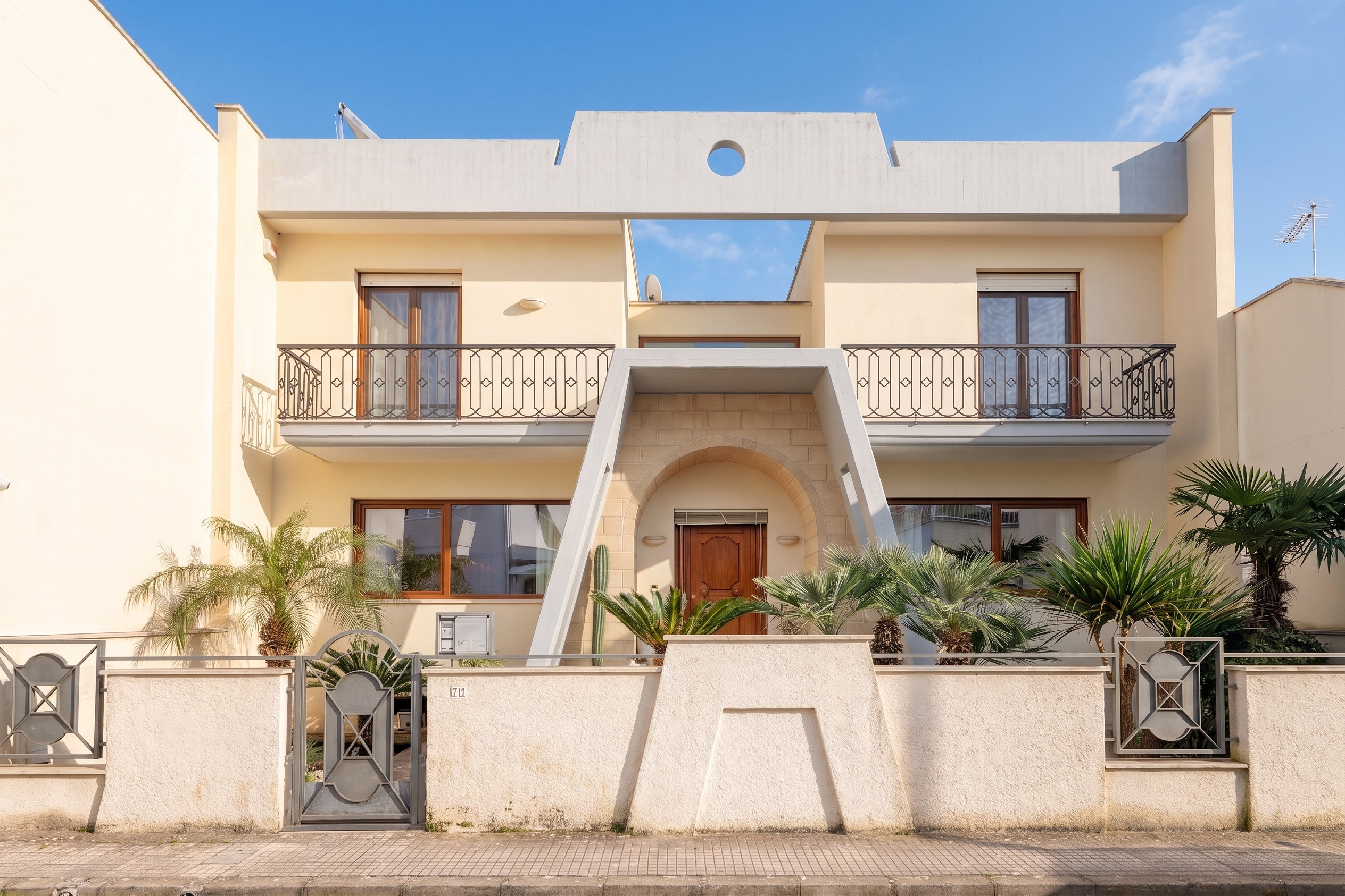 Villa su più livelli in zona centrale