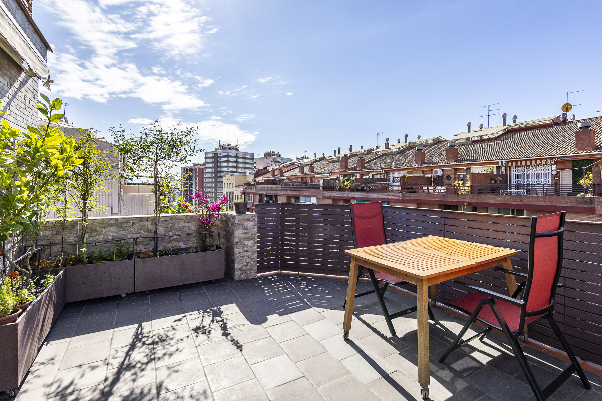 Bright renovated penthouse with large terrace