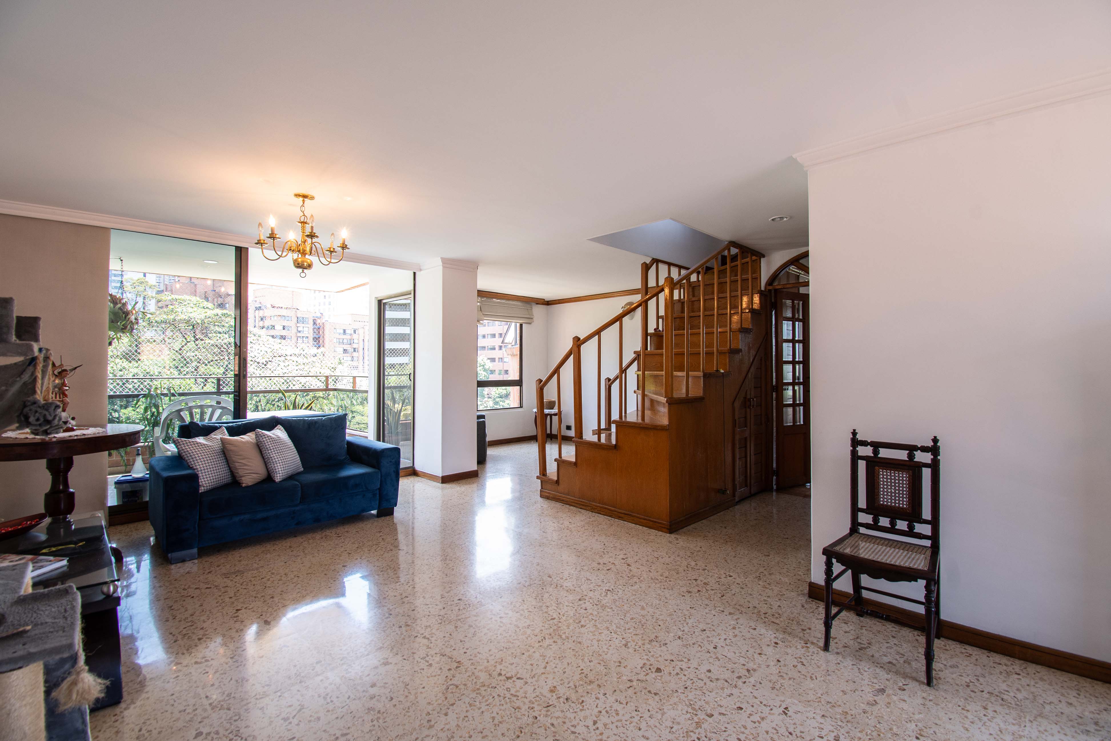 Amplio apartamento con terraza y clubhouse para venta en Patio Bonito, El Poblado