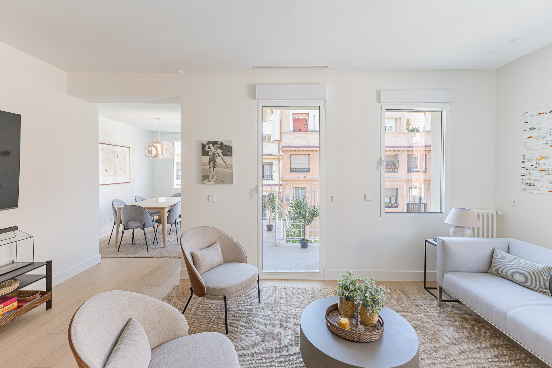 Elegant Two-Bedroom Apartment with Terrace in Chamberí for Seasonal Rental