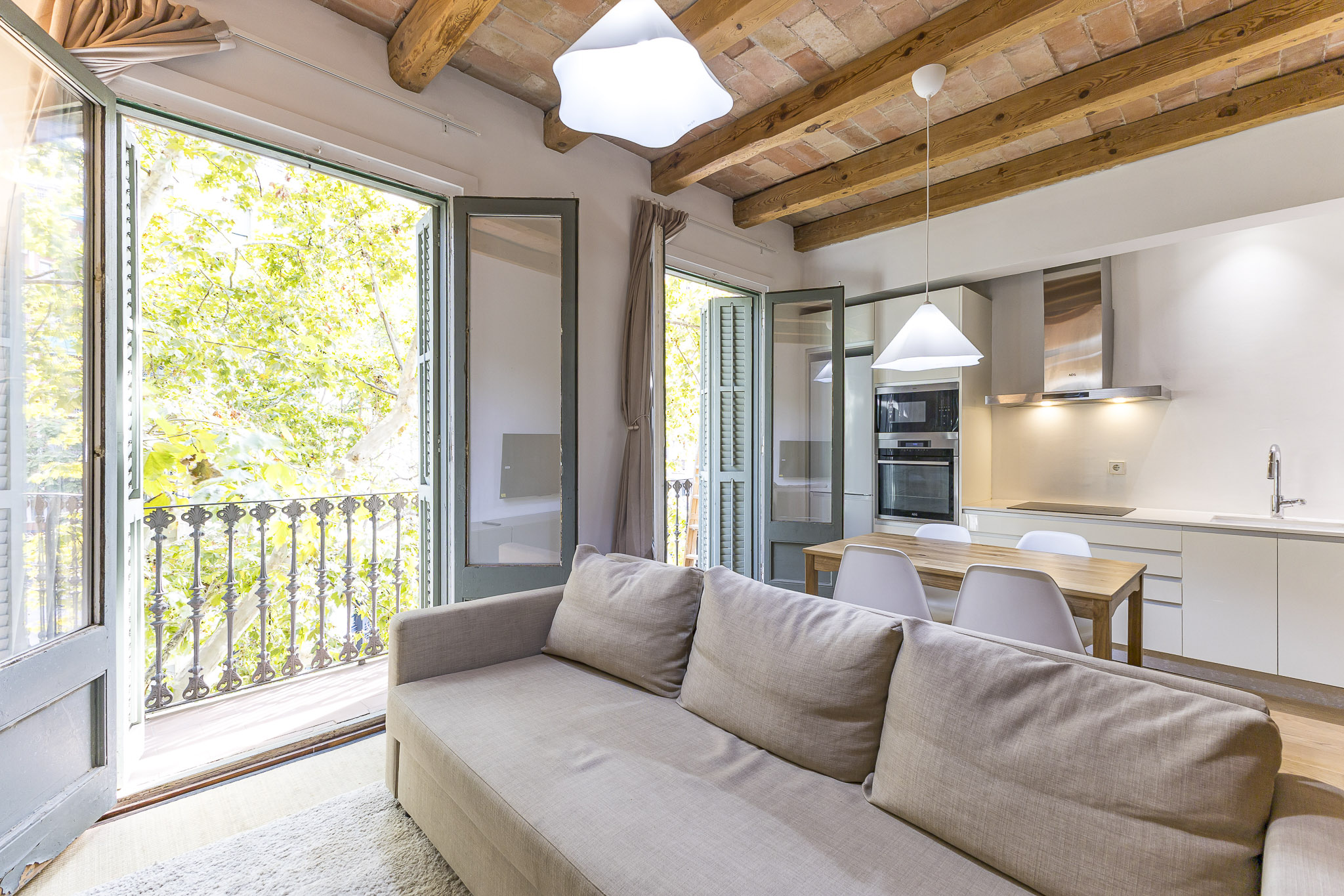 Beautiful temporary vacation studio apartment on Napols Street