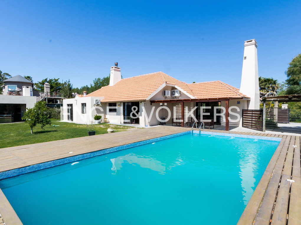 Traditional chalet with view of Laguna del Diario