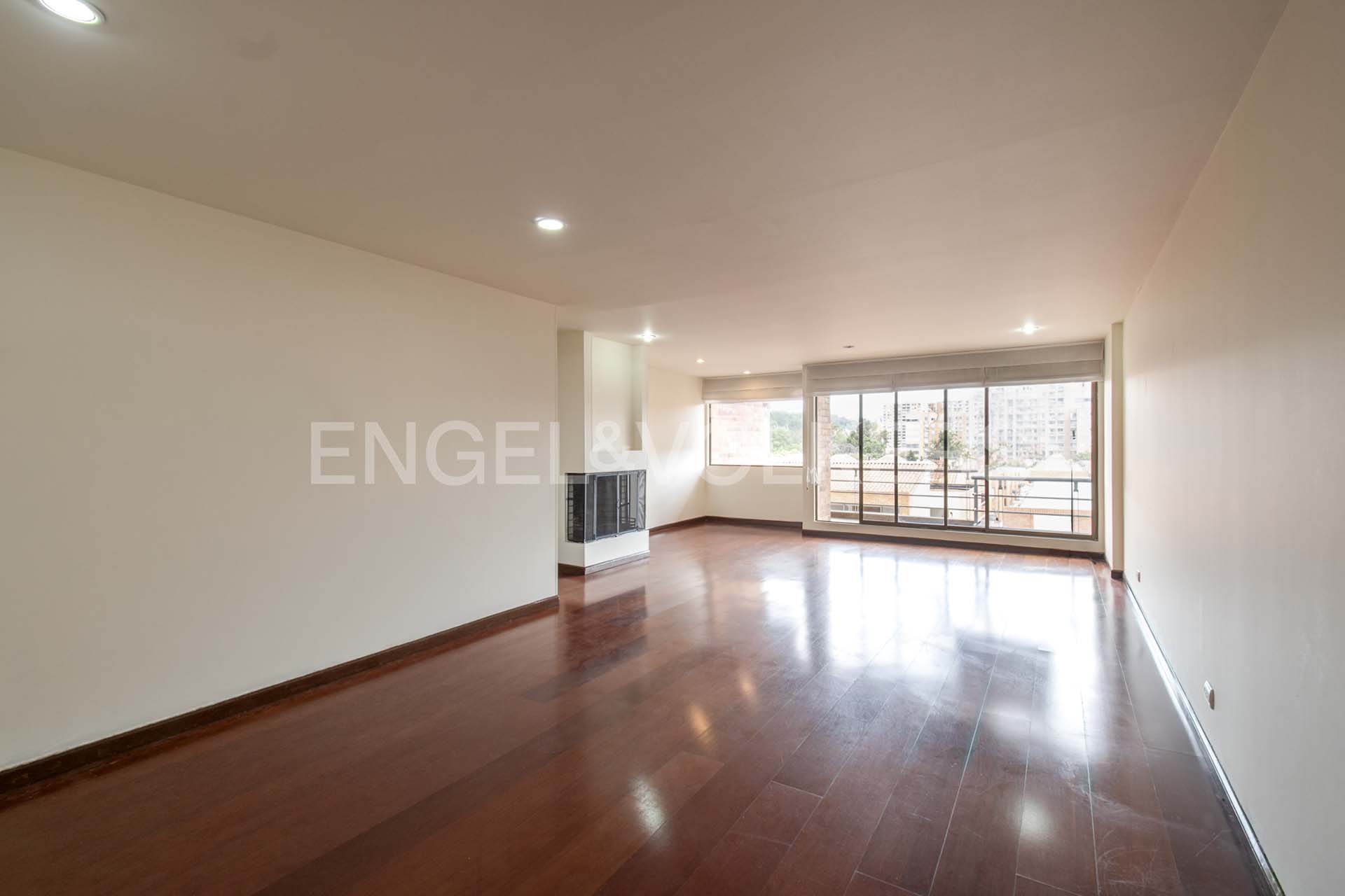 Amplio apartamento con balcón para venta en Colina Campestre