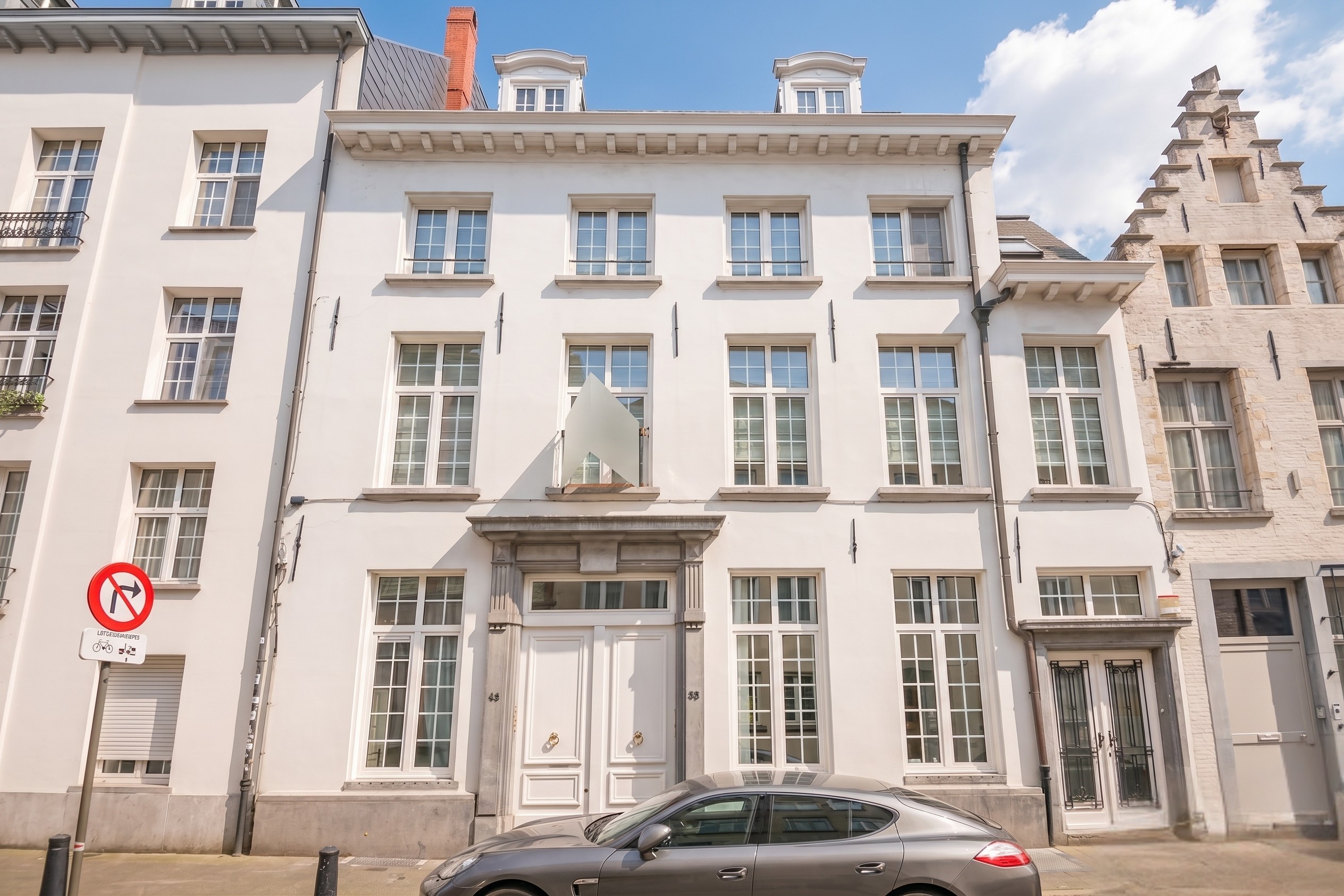 Authentic commercial space with numerous possibilities in the heart of Antwerp