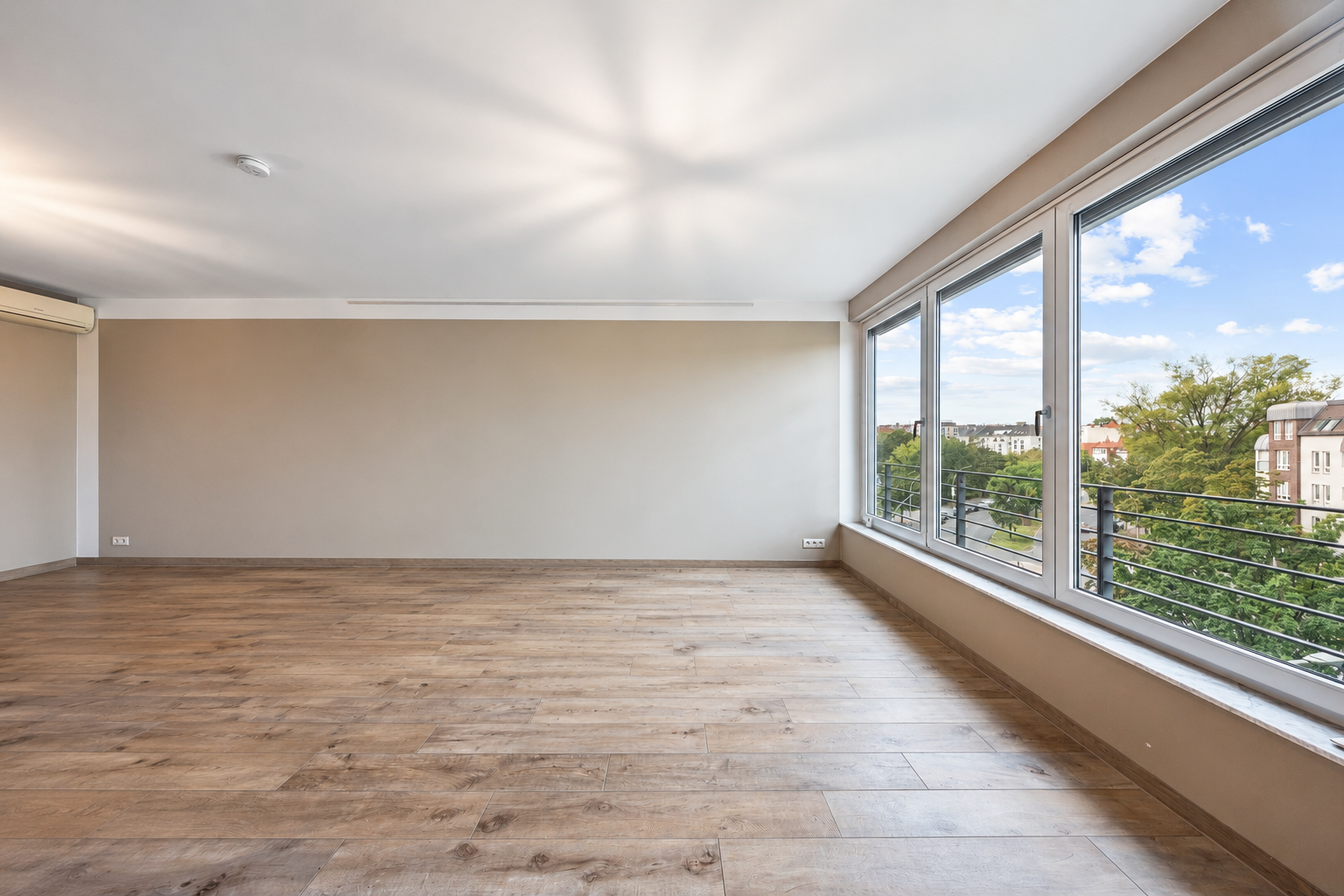 Lichtdurchflutete Familienwohnung in Volksparknähe mit zukunftsweisendem Energiekonzept [AI-modified]