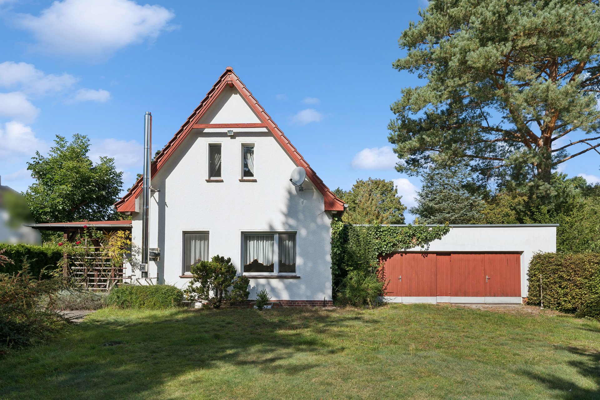 Einfamilienhaus mit Garten, Kamin, überdachter Terrasse und Doppelgarage