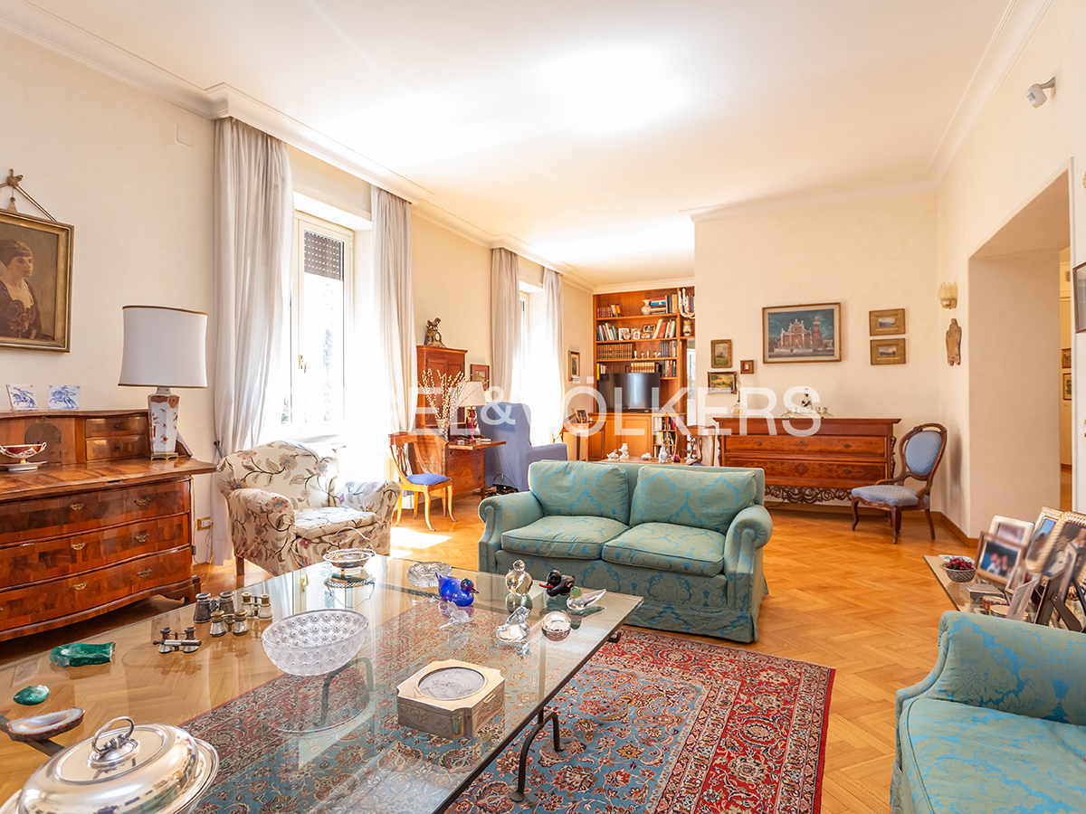Appartamento di rappresentanza con box in Via Lovanio