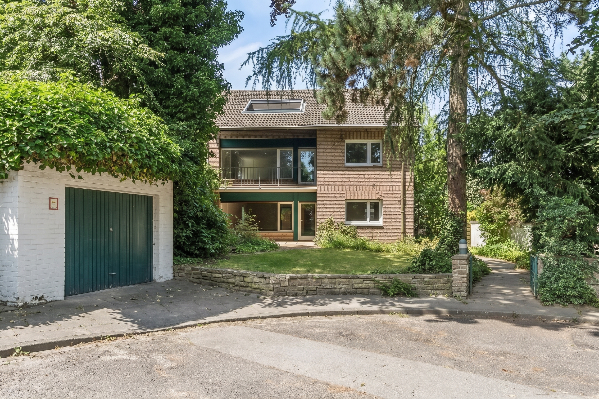 Auenviertel - Two-family house in a quiet cul-de-sac location with development potential