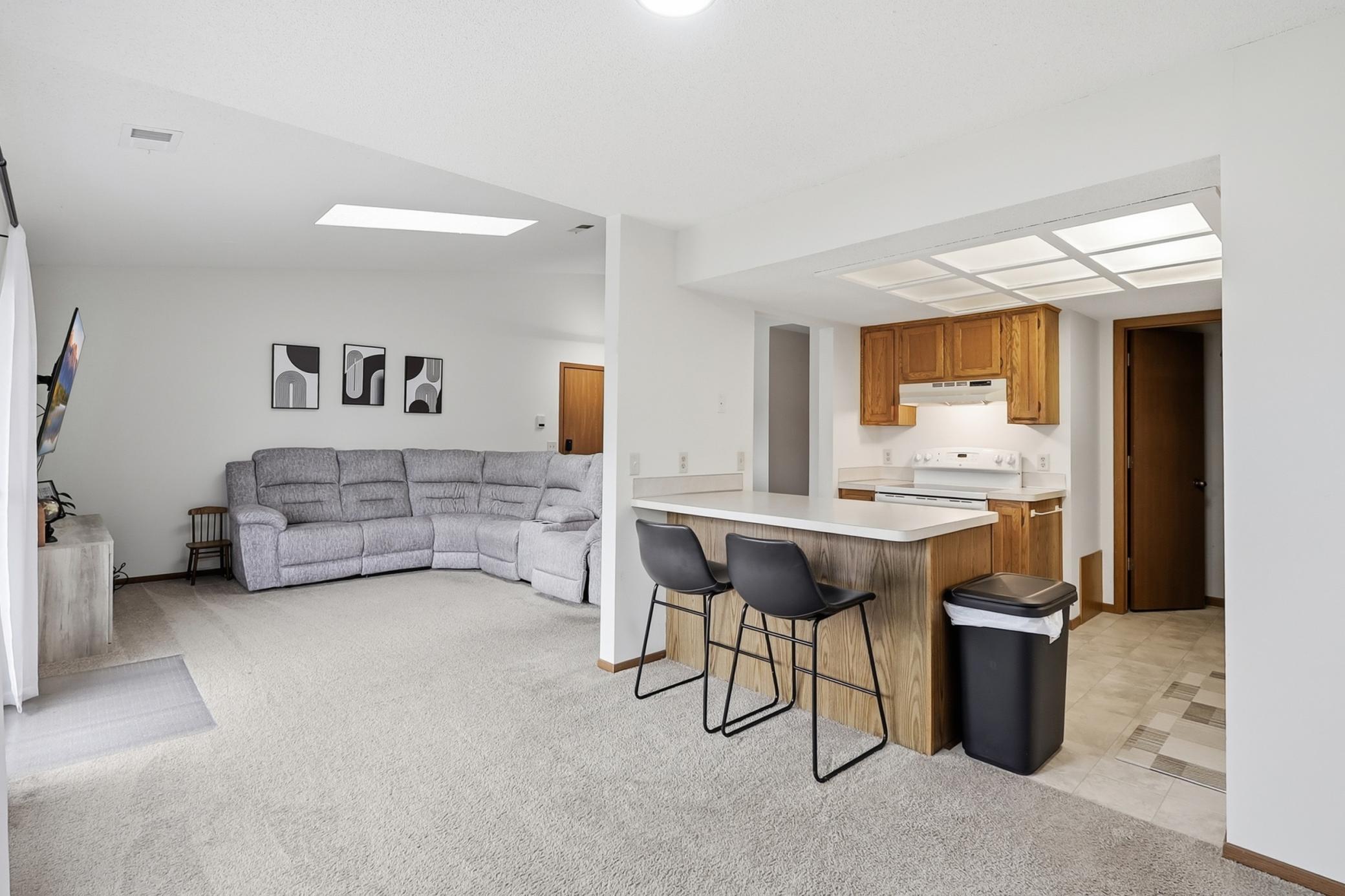 Refined 2-BR Sanctuary: Vaulted Ceilings & Private Deck