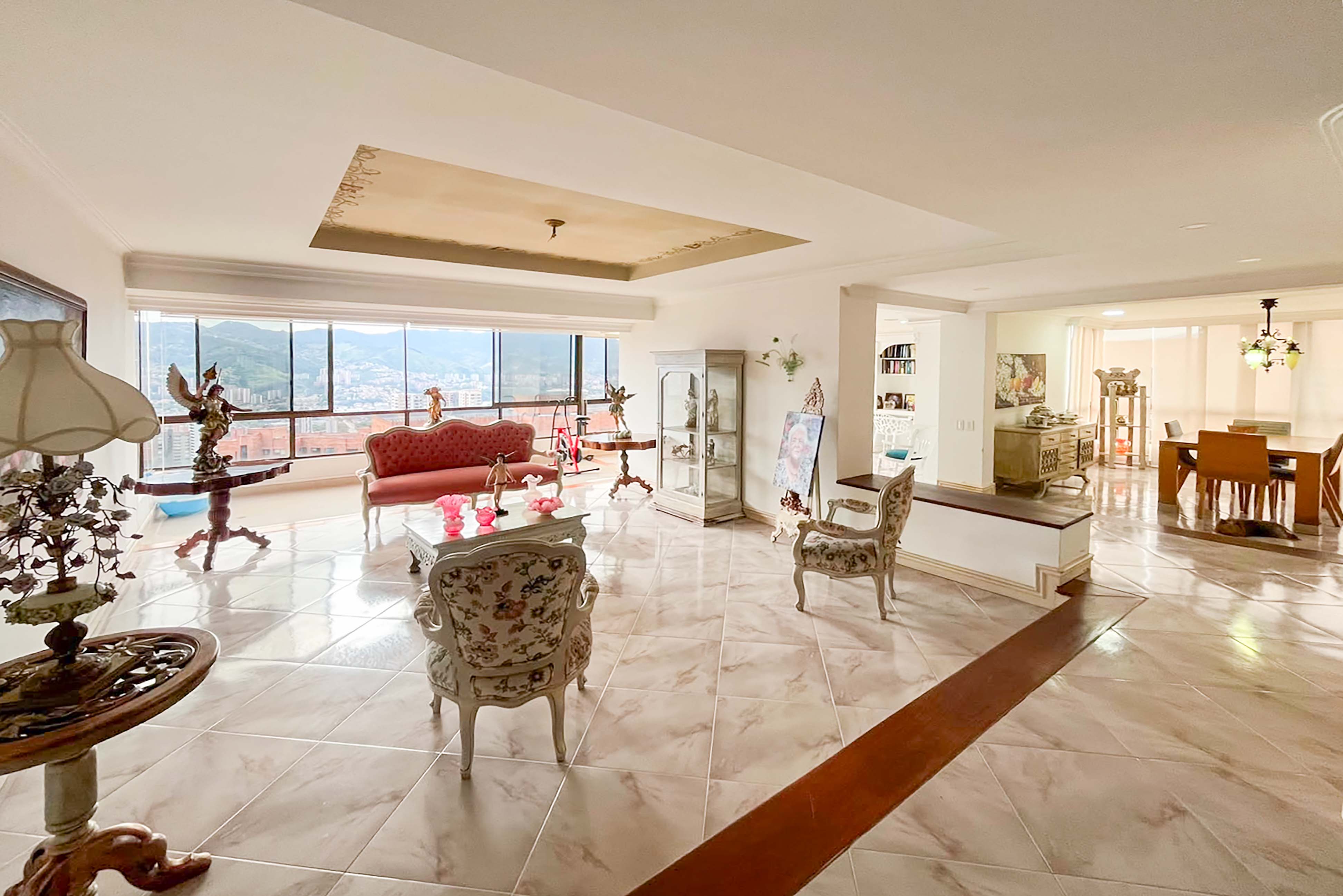 Apartamento con vista y clubhouse para venta en Los Balsos, El Poblado.