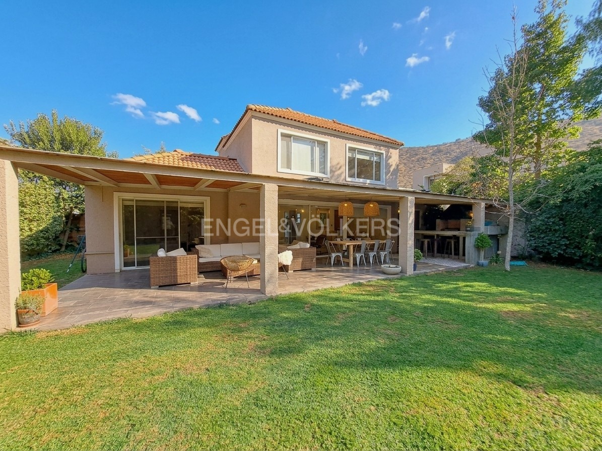 Excelente  casa en venta con  600 m2 de terreno.. Santa Elena
