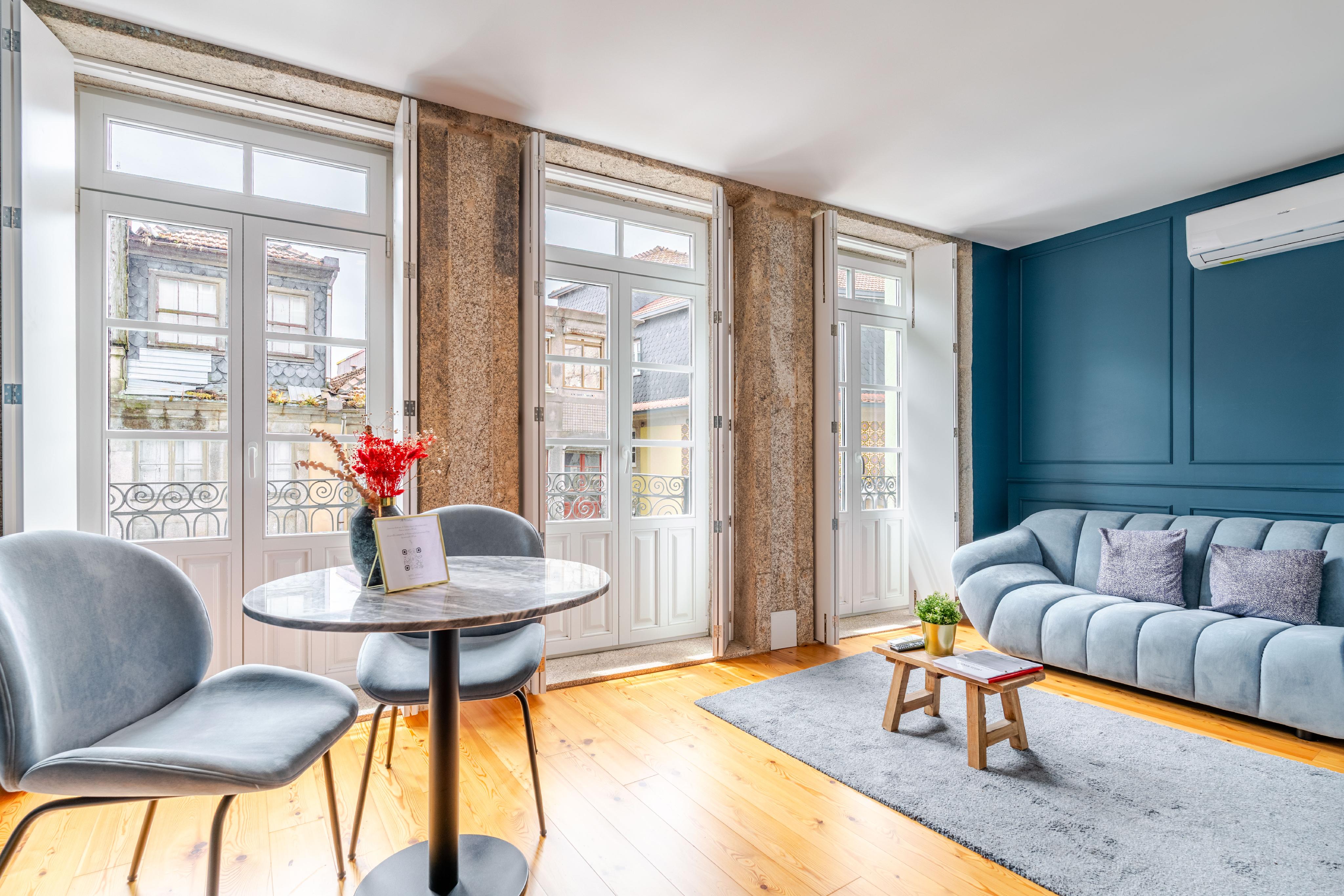Building in the city center with 7 short-term rental apartments and a commercial store
