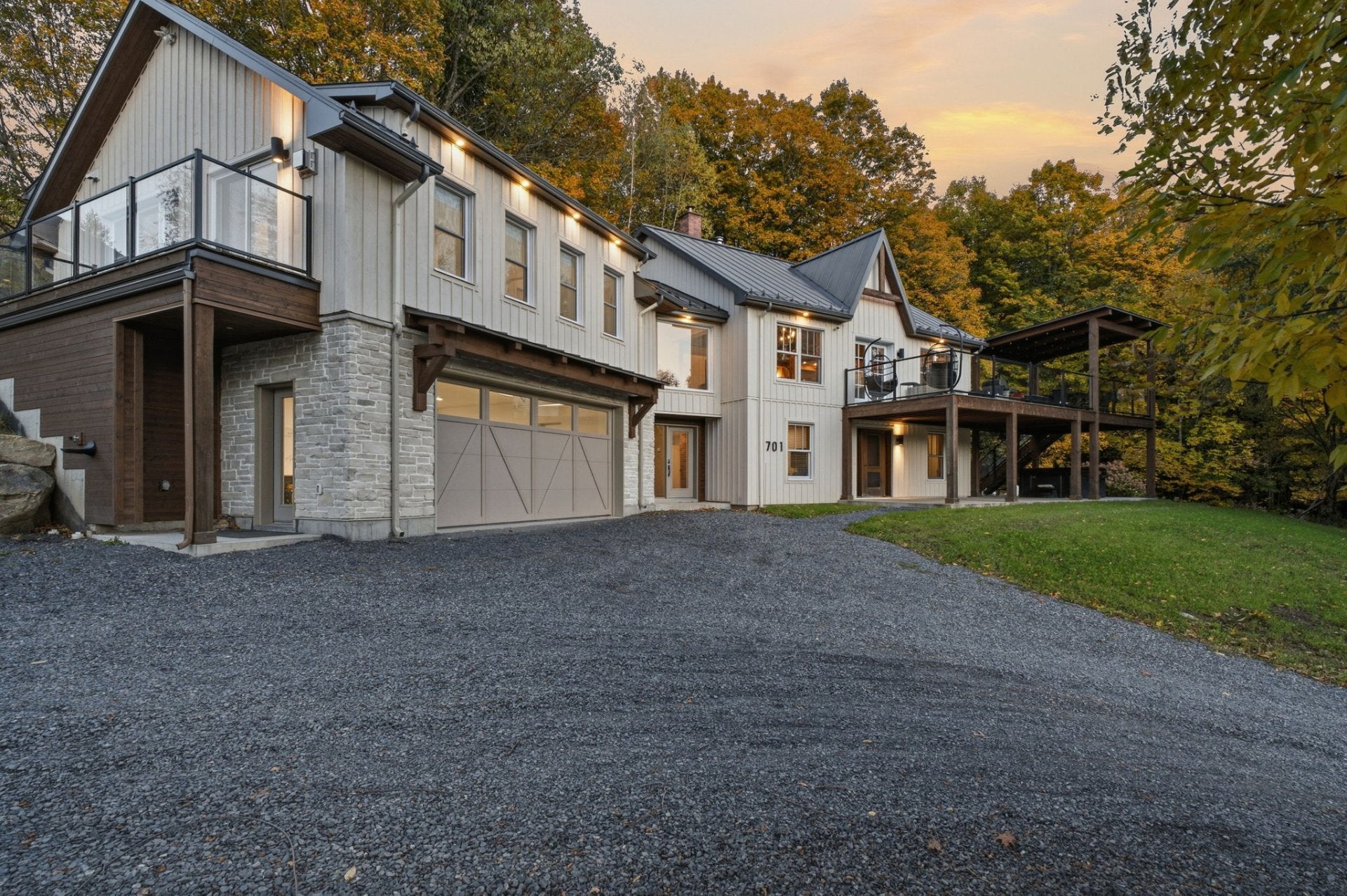 Bromont: Stunning Contemporary 4.8-Acre Wooded Estate