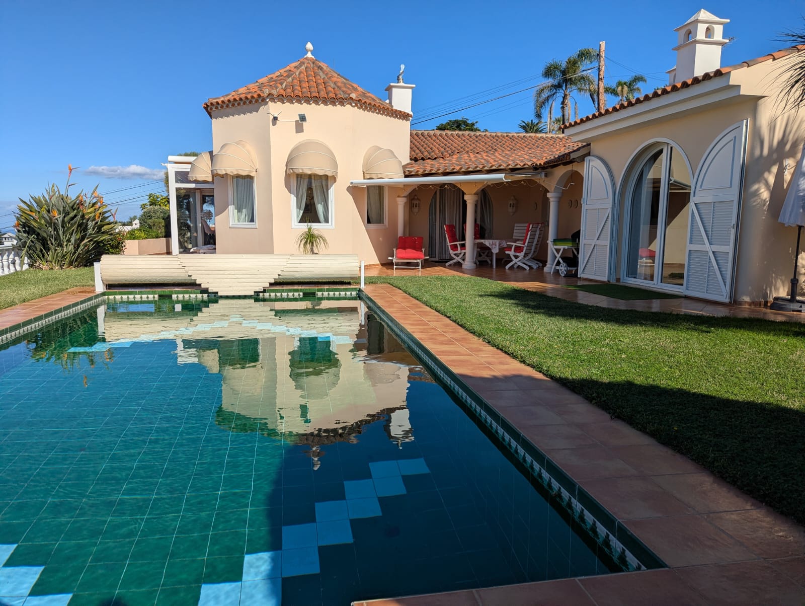 En una urbanización tranquila en Santa Úrsula con una vista sensacional del Atlántico, rodeada de un cuidado jardín con piscina de agua salada climatizada,