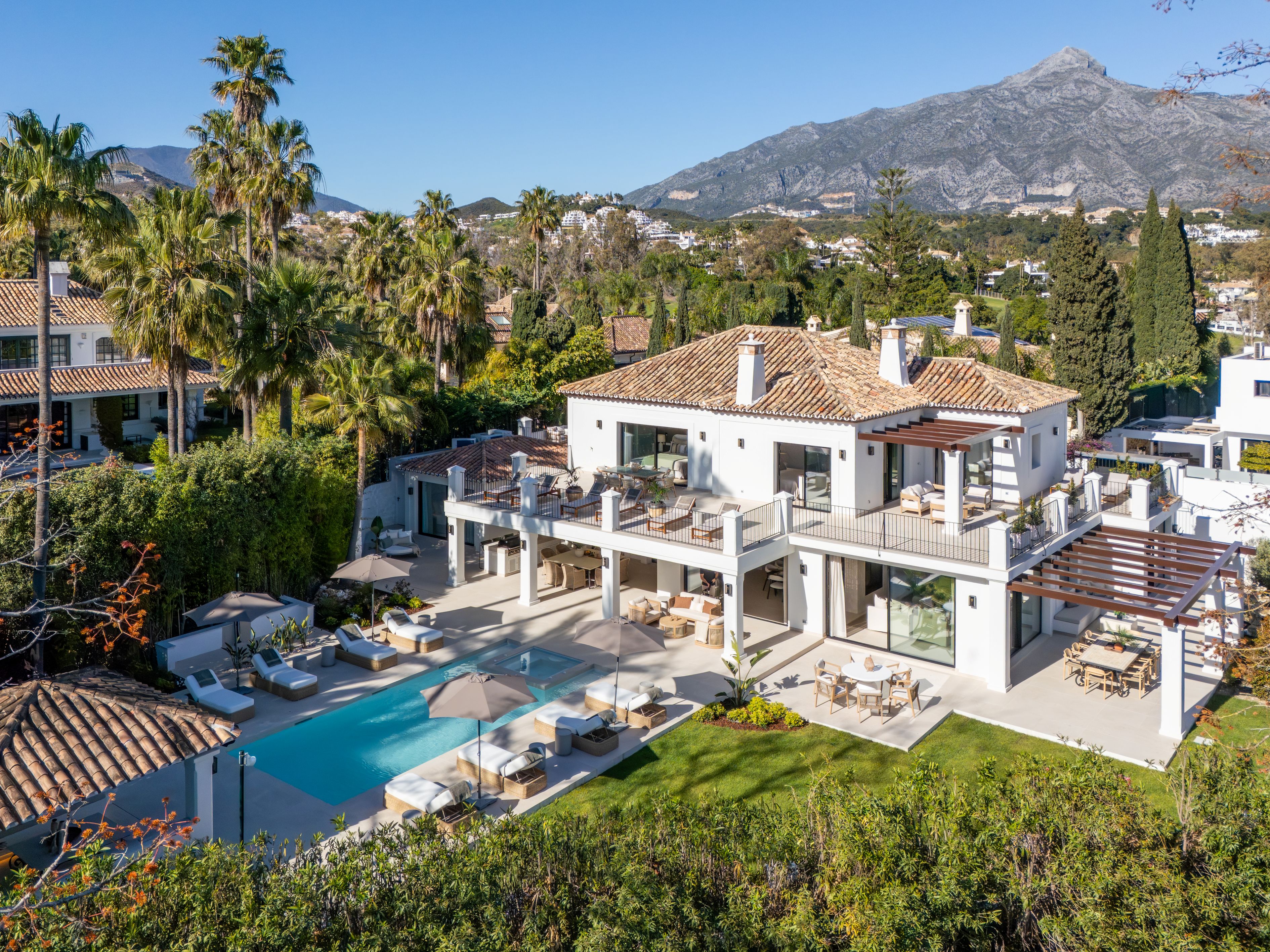 Elegante Golfvilla in La Cerquilla, Nueva Andalucía, in erster Reihe