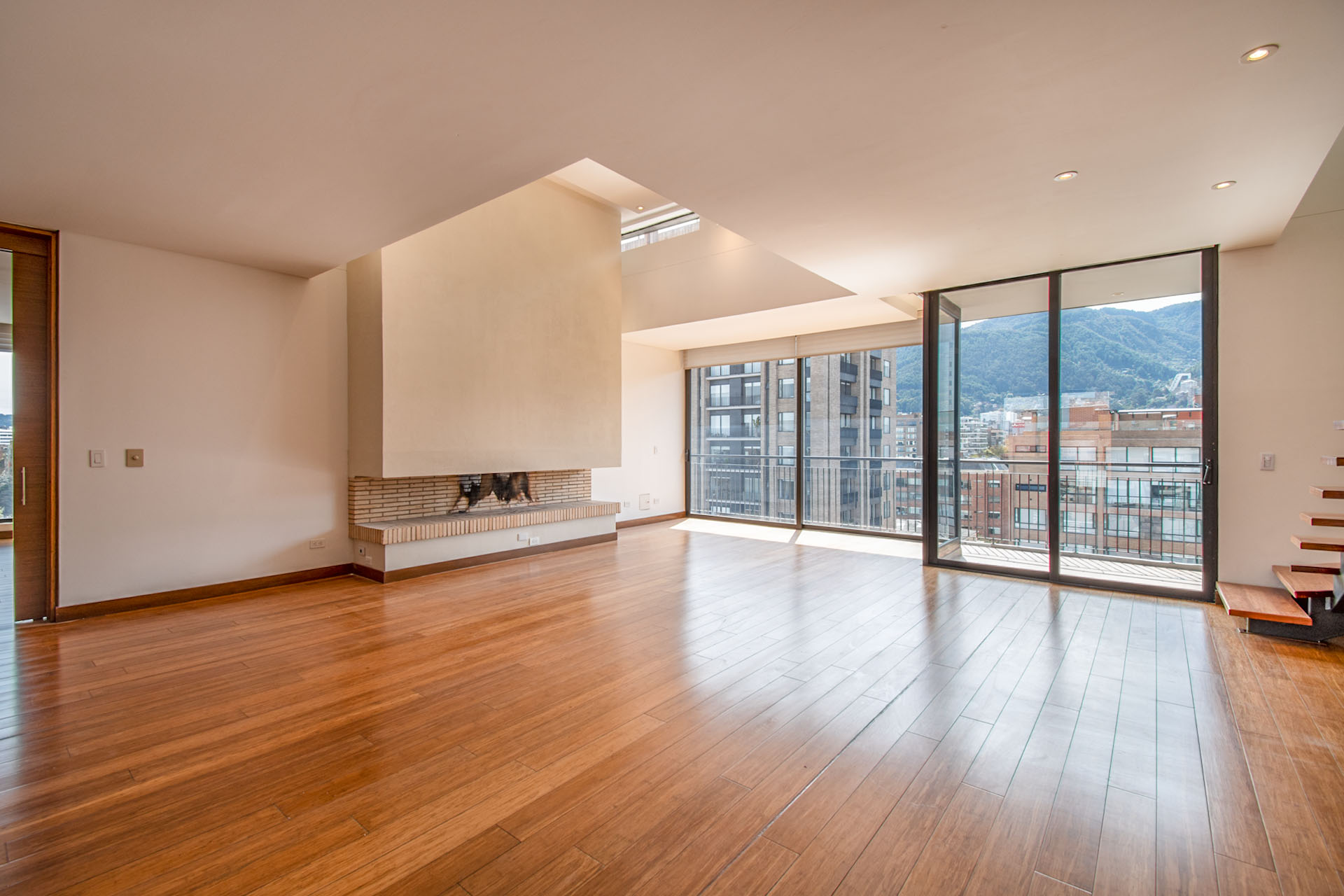 Penthouse moderno con terraza y balcones para arriendo en El Virrey