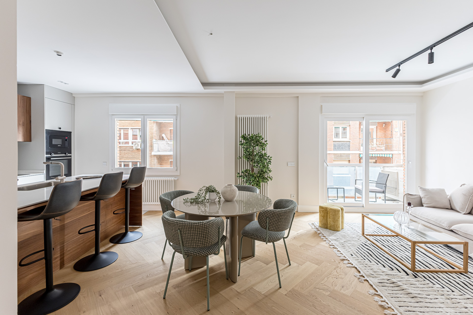 Renovated exterior apartment with terrace in Guindalera