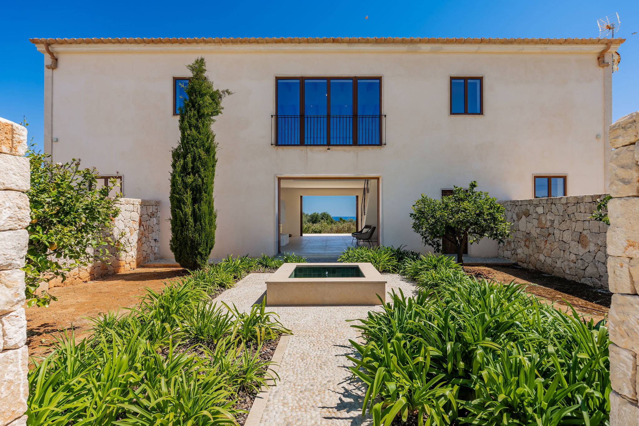 Finca moderna de obra nueva con impresionantes vistas al mar y al paisaje