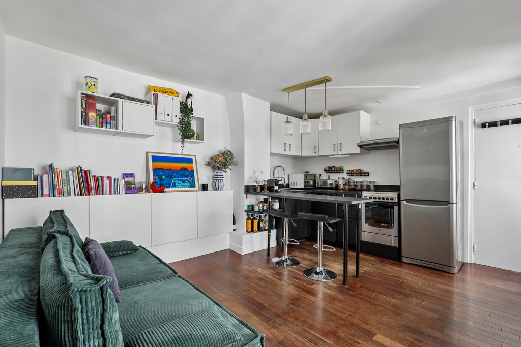 Elegant turnkey one-bedroom in the heart of a sought-after area, steps from the Saint-Martin Canal